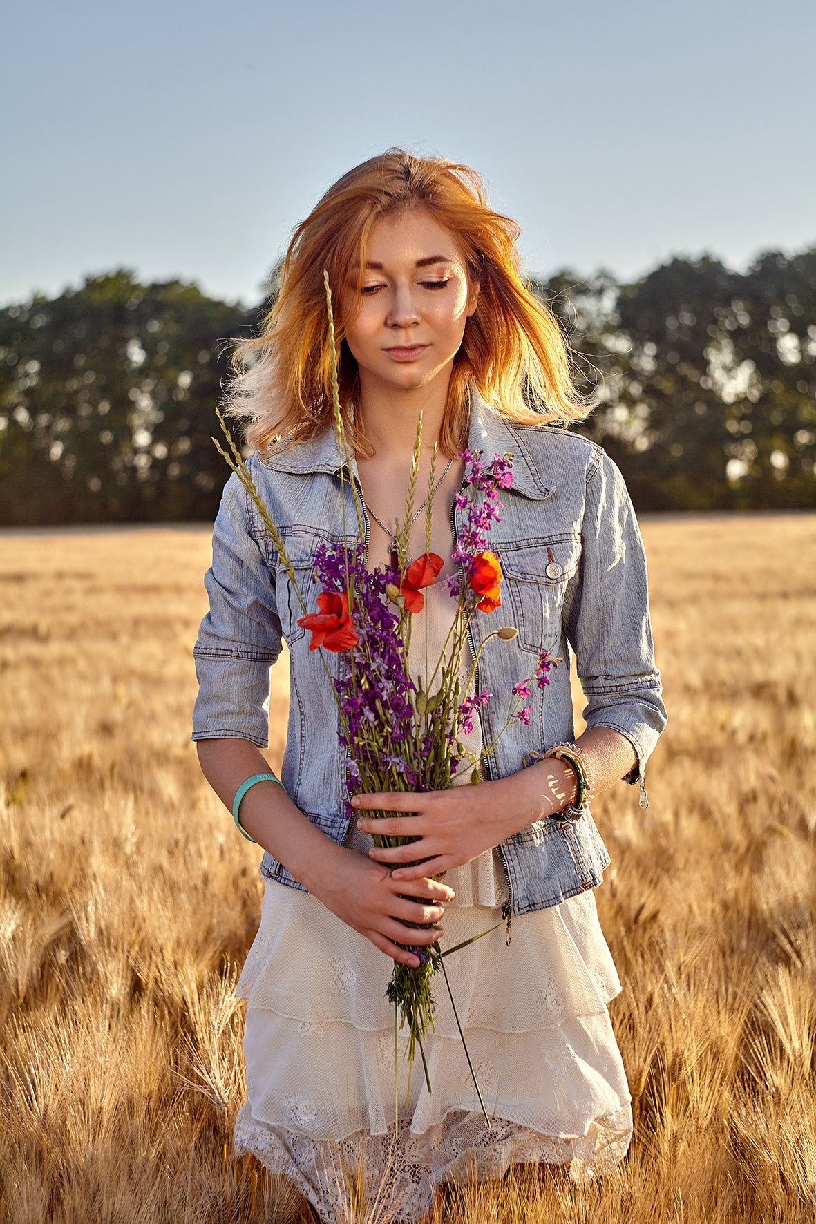 Лавстори. Фотосессия для влюбленных в пшеничном поле. Девушка с букетом полевых цветов стоит в пшеничном поле. Фотограф. Тимашевск. Кубань. Краснодарский край.