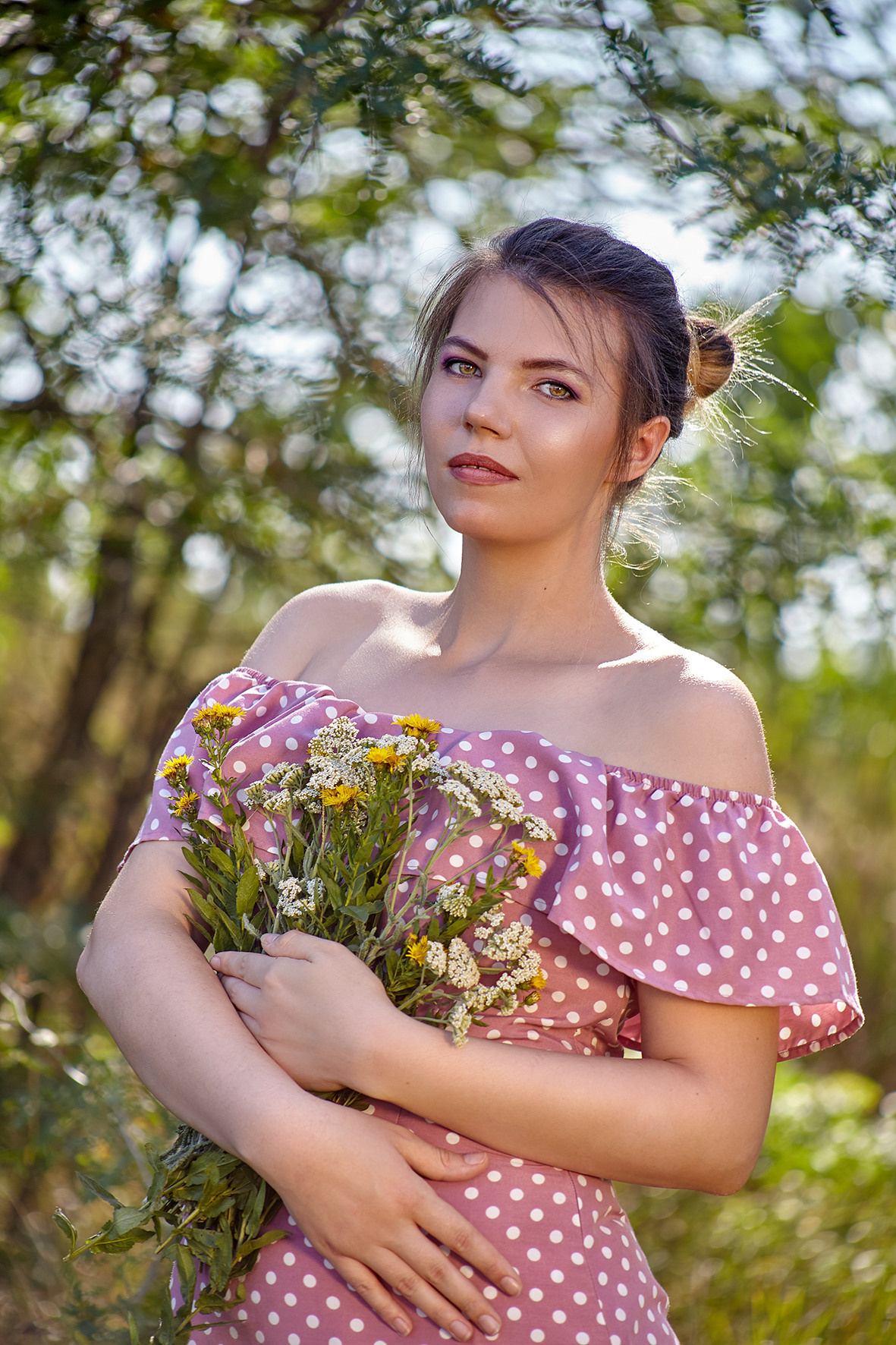 Портрет девушки в лесу в розовом платье с полевыми желтыми цветами. Фотограф. Тимашевск. Кубань. Краснодарский край.