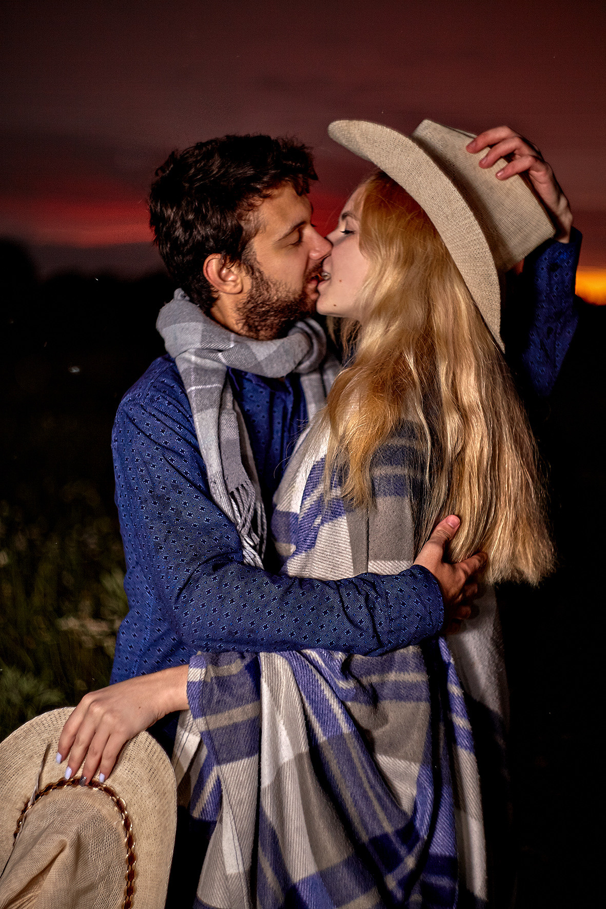 Лавстори. Влюбленная пара в ромашковом поле на закате. Парень и девушка в соломенных шляпах. Фотосессия для влюбленных на природе в уютном пледе. Клетчатый плед. Поцелуй. Фотограф. Тимашевск. Кубань. Краснодарский край.