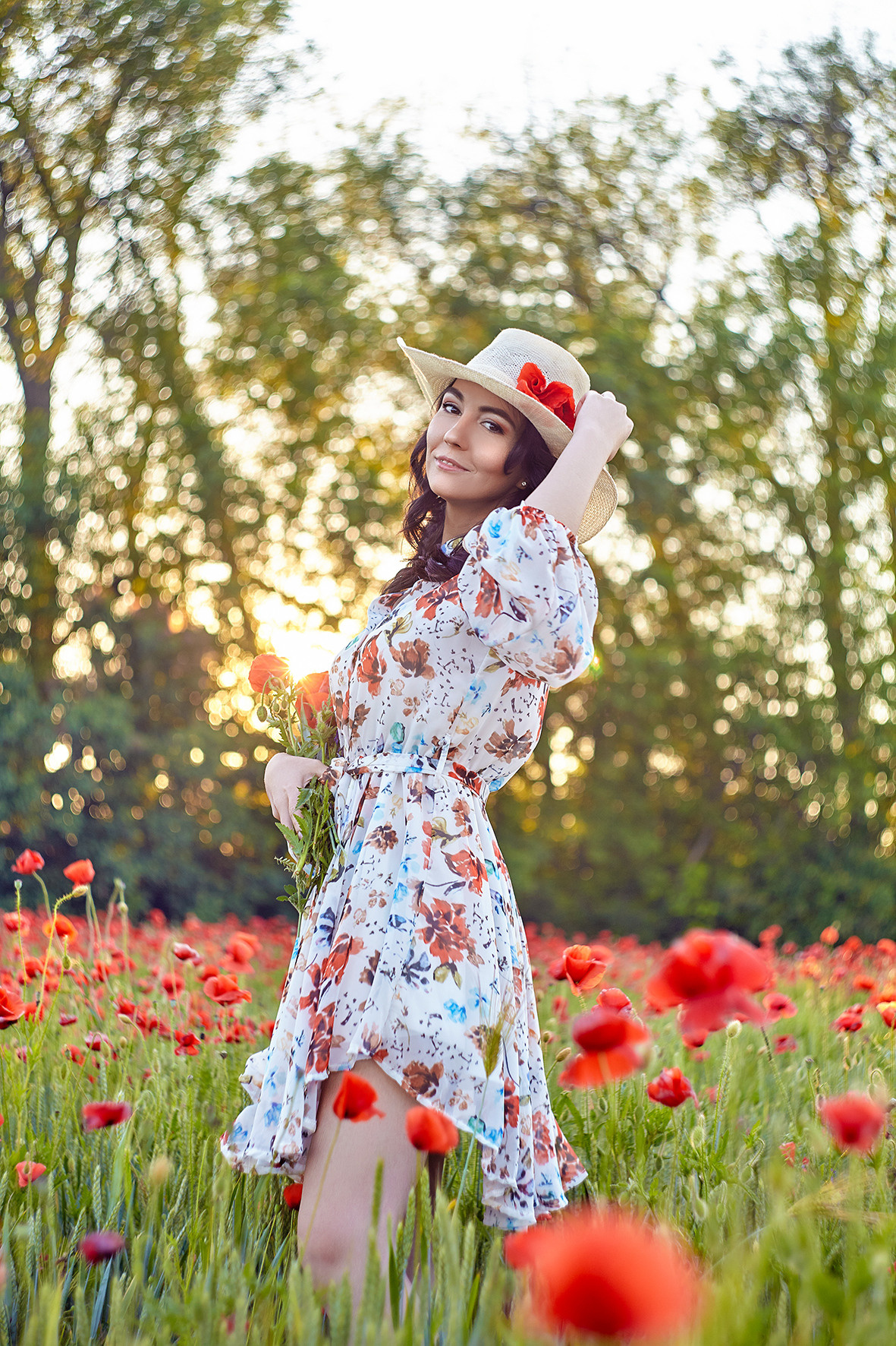 Портрет девушки в соломенной шляпке в маковом поле на закате. Фотограф. Тимашевск. Кубань. Краснодарский край.