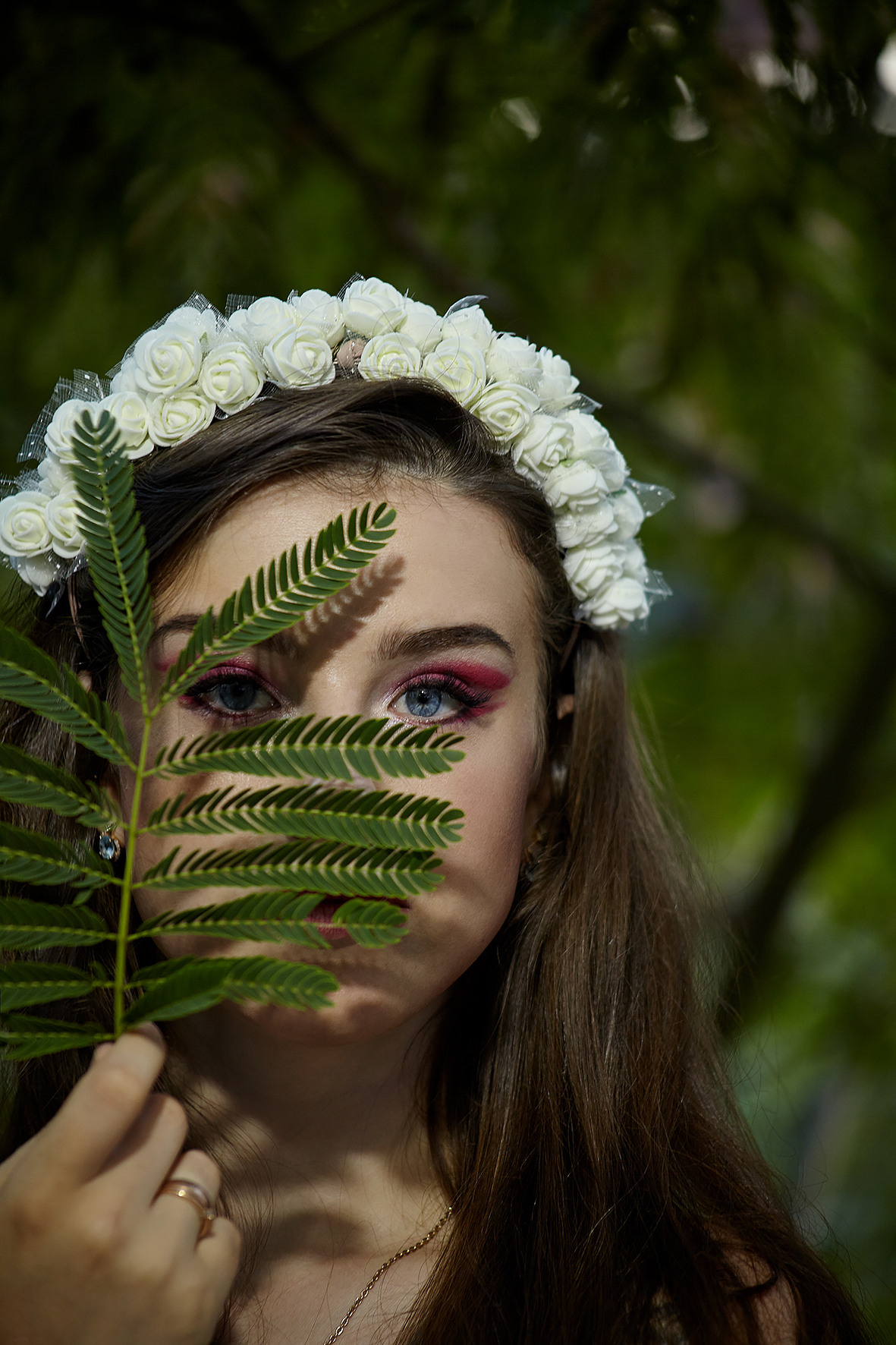 Портрет красивой девушки в цветущем саду. Девушка в белом платье с рукавами-воланами. Девушка в белом венке склонила выглядывает из-за листьев дерева. Фотограф. Тимашевск. Кубань. Краснодарский край.