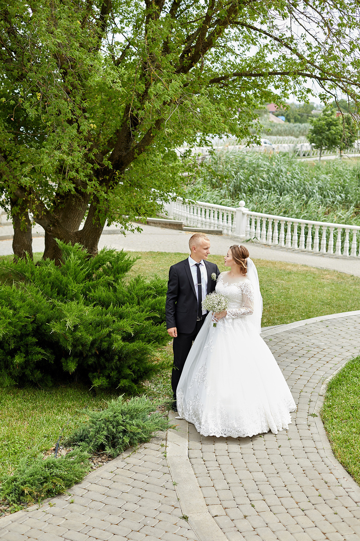 Прогулка жениха и невесты в красивом зеленом парке. Фотограф. Тимашевск. Кубань. Краснодарский край.