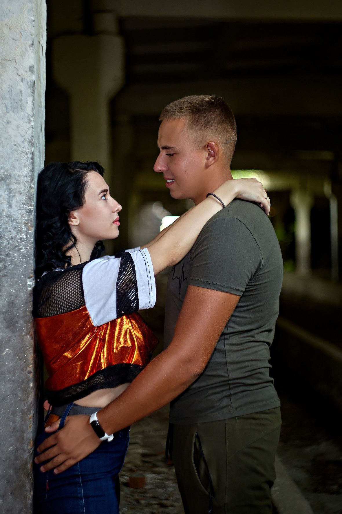 Лавстори на развалинах. Парень и девушка на заброшенной территории. Фотограф. Тимашевск. Кубань. Краснодарский край.