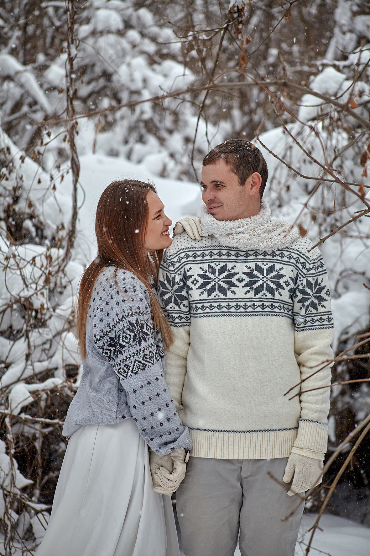 Лавстори зимой. Влюбленные гуляют во время снегопада. Влюбленные в парных свитерах. Фотограф. Тимашевск. Кубань. Краснодарский край.