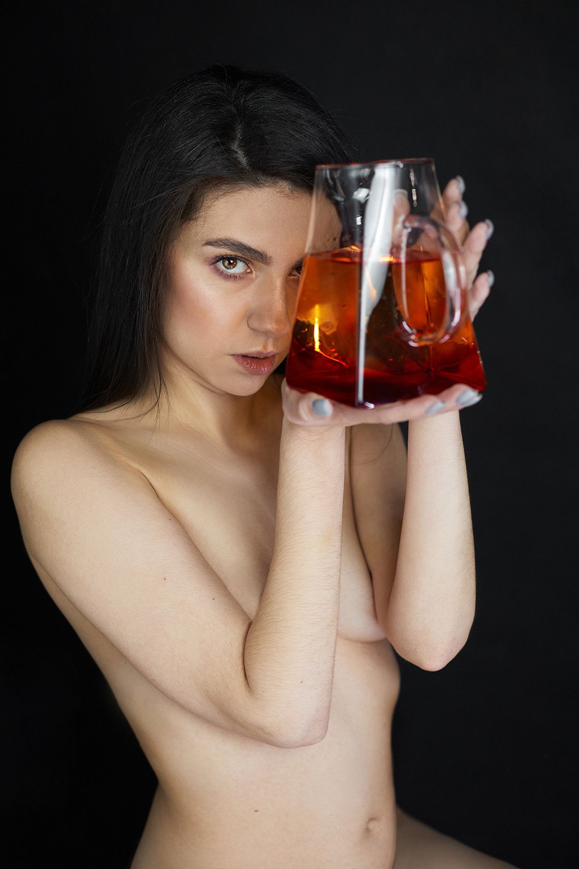 Студийный портрет обнаженной девушки с графином красной воды на черном фоне. Фотограф. Тимашевск. Кубань. Краснодарский край.