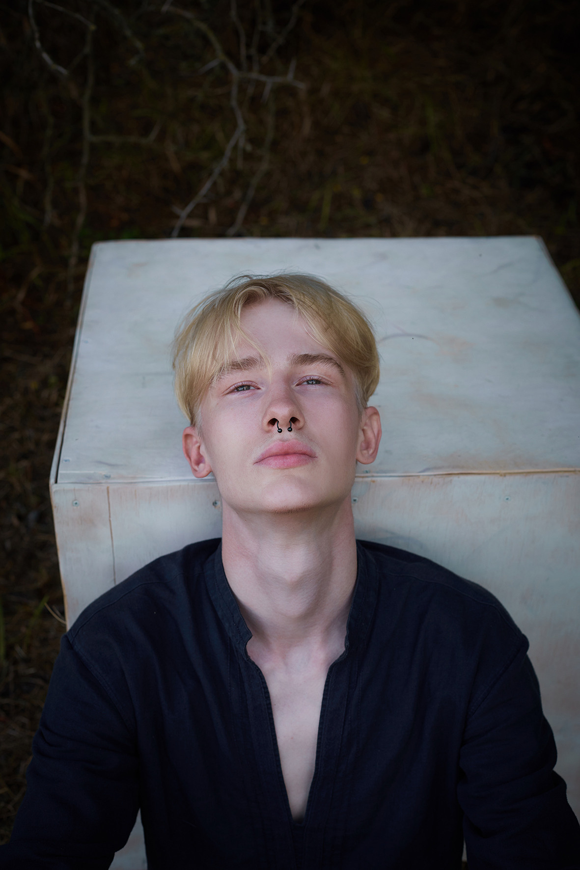 Художественный портрет парня в лесу с деревянным кубом и веточкой акации. Септум в носу парня. Фотограф. Тимашевск. Кубань. Краснодарский край.