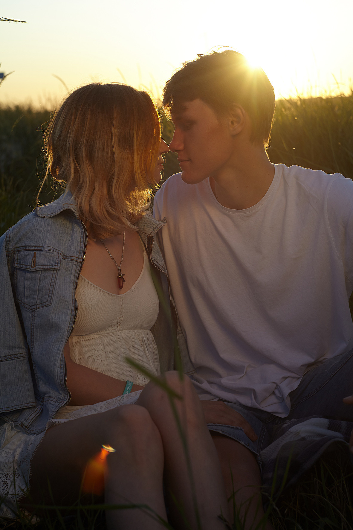 Лавстори. Фотосессия для влюбленных в пшеничном поле. Парень и девушка сидят в пшеничном поле на закате солнца. Фотограф. Тимашевск. Кубань. Краснодарский край. За секунду до поцелуя.
