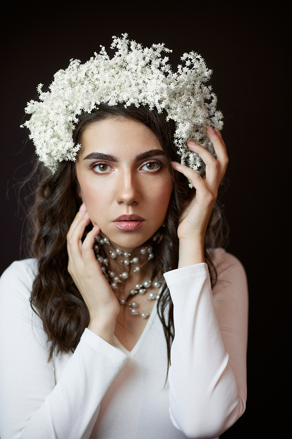 Студийный портрет на черном фоне девушки в белом боди и жемчужной ожерелье и с венком из пышных белых цветов на голове. Фотограф. Тимашевск. Кубань. Краснодарский край.