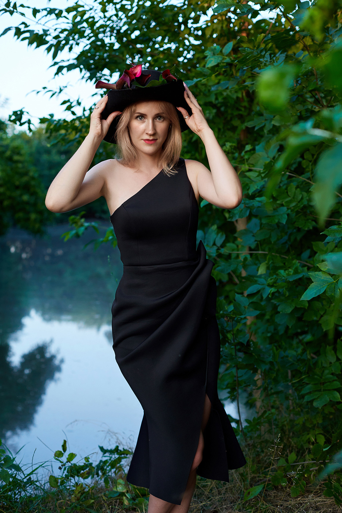 Портрет девушки у реки с бордовыми калами в руках. Девушка в черном платье и черной шляпе. Фотограф. Тимашевск. Кубань. Краснодарский край.