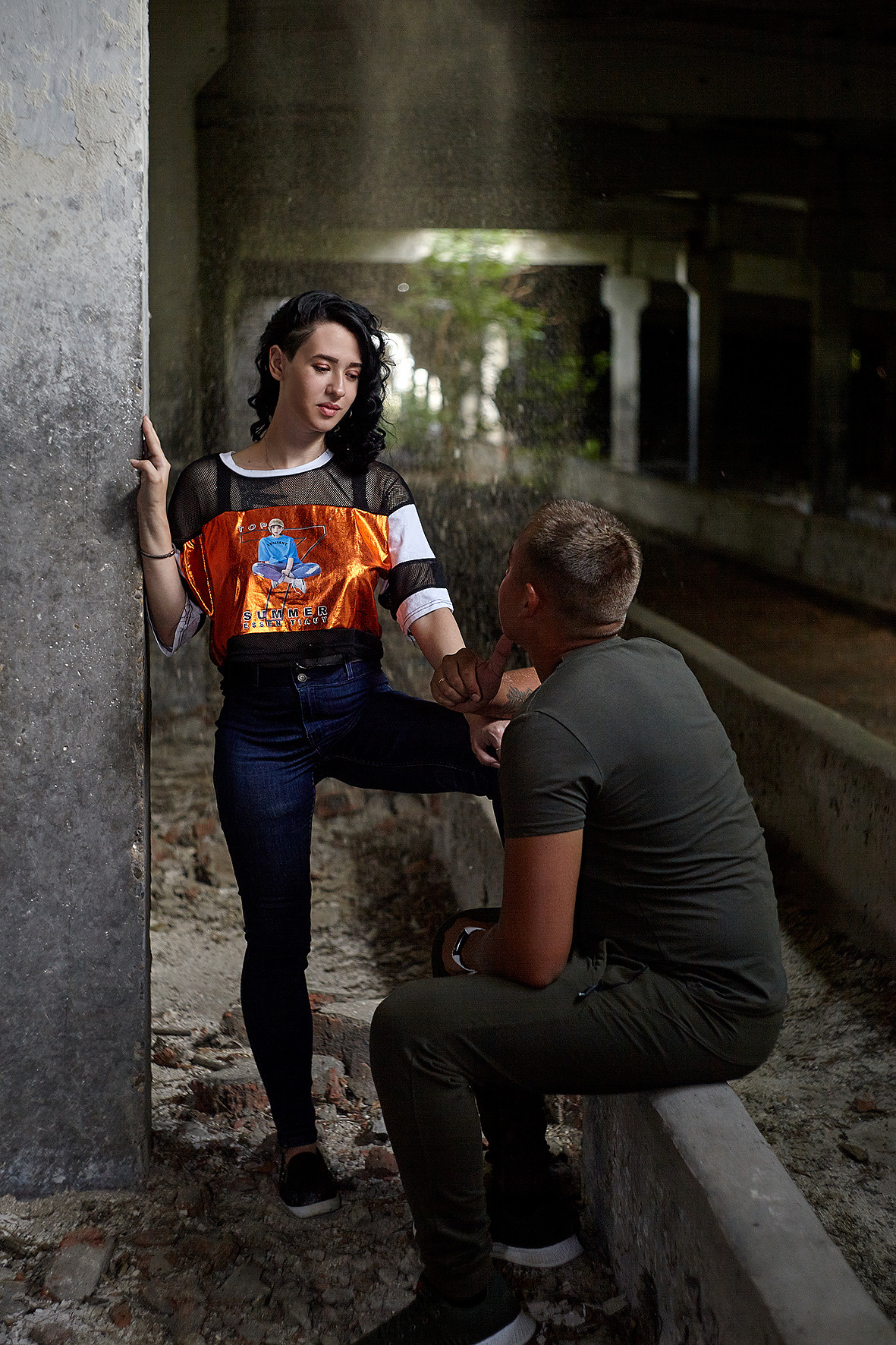 Лавстори на развалинах. Парень и девушка на заброшенной территории. Фотограф. Тимашевск. Кубань. Краснодарский край.