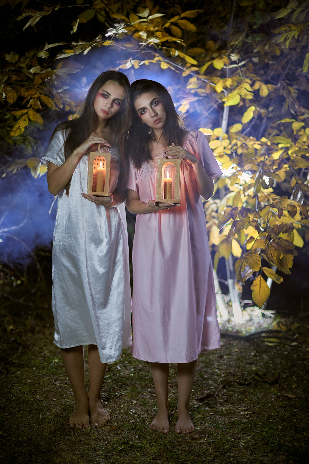 Две сестры в ночных сорочках ходят по туманному ночному лесу с фонариками со свечами. Фотограф. Тимашевск. Кубань. Краснодарский край.