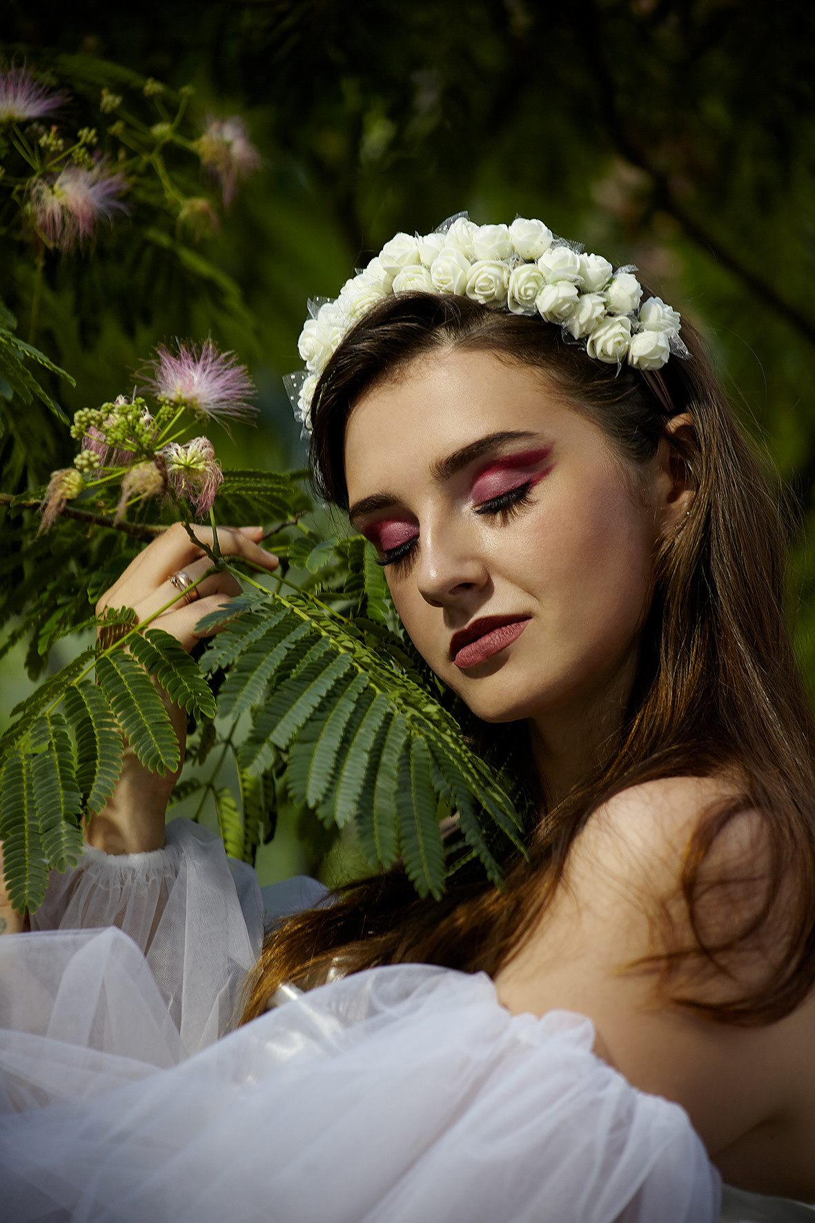 Портрет красивой девушки в цветущем саду. Девушка в белом платье с рукавами-воланами. Девушка в белом венке склонила голову к веточке дерева. Фотограф. Тимашевск. Кубань. Краснодарский край.