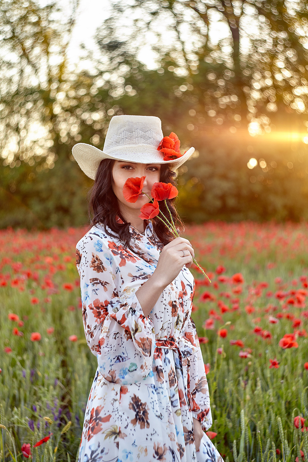 Портрет девушки в соломенной шляпке в маковом поле на закате. Фотограф. Тимашевск. Кубань. Краснодарский край.