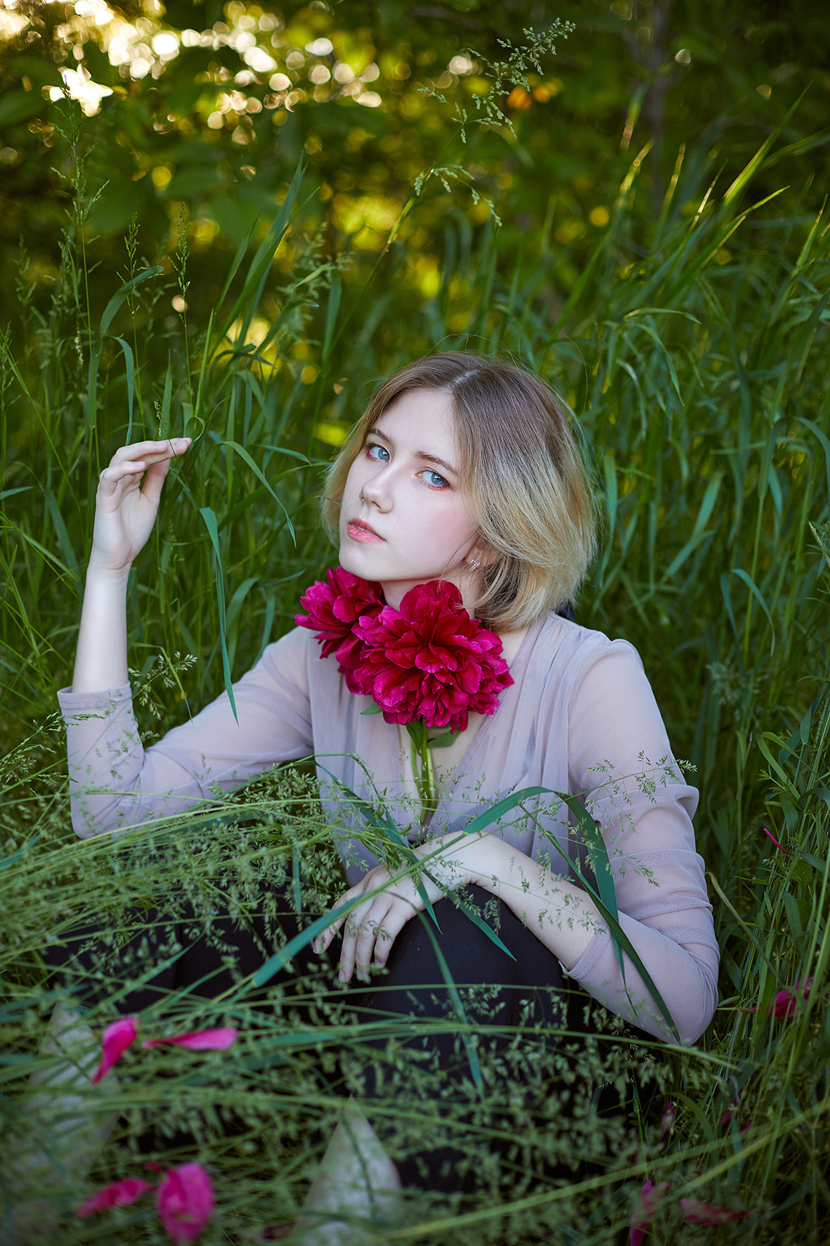 Портрет девушки в ожерелье из живых пионов на шее в лесу на закате солнца. Фотограф. Тимашевск. Кубань. Краснодарский край.