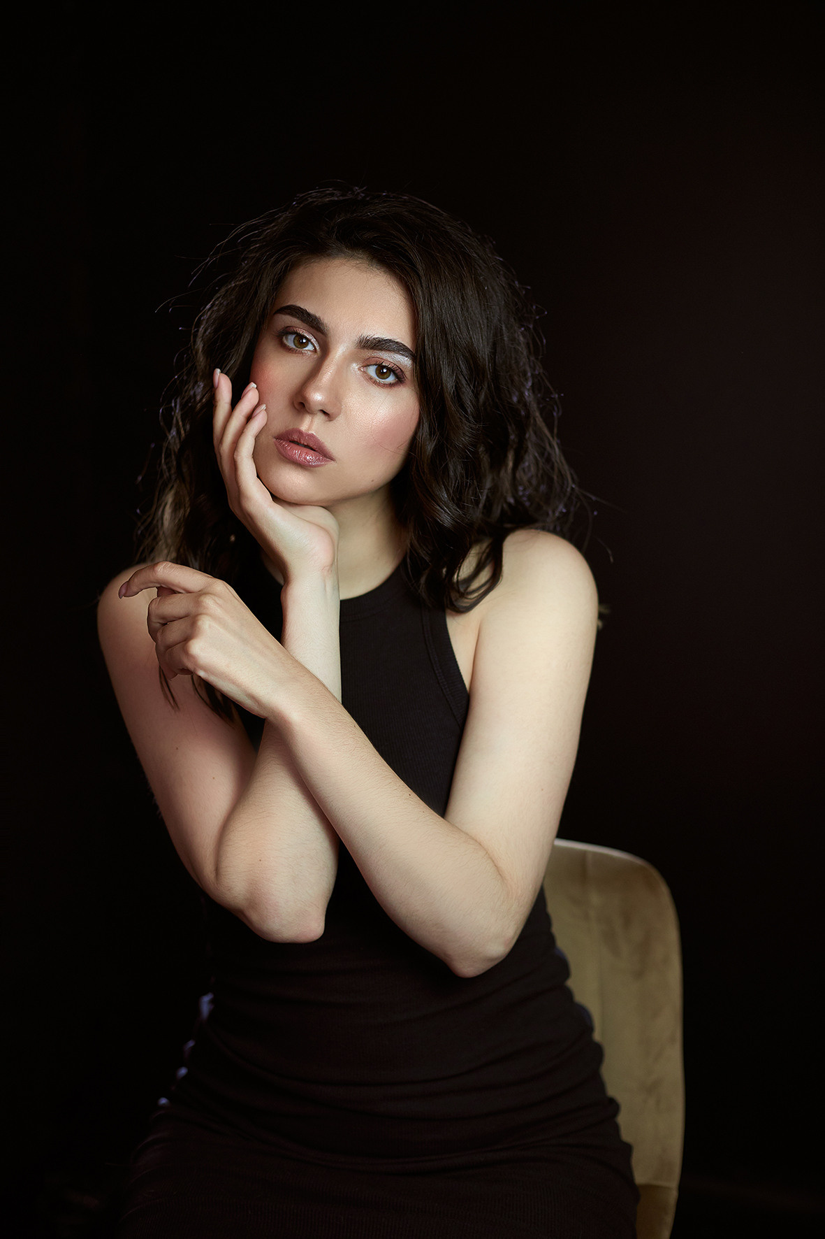 Студийный портрет девушки в черном платье на черном фоне. Фотограф. Тимашевск. Кубань. Краснодарский край.