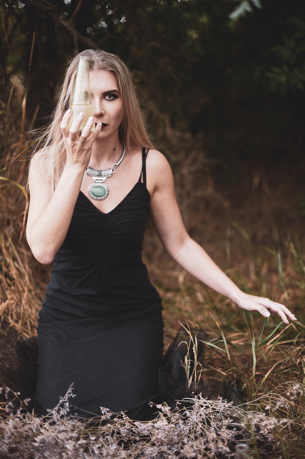 Фотосессия для девушки в образе колдуньи. Девушка колдует в лесу. Фотограф. Тимашевск. Кубань. Краснодарский край.