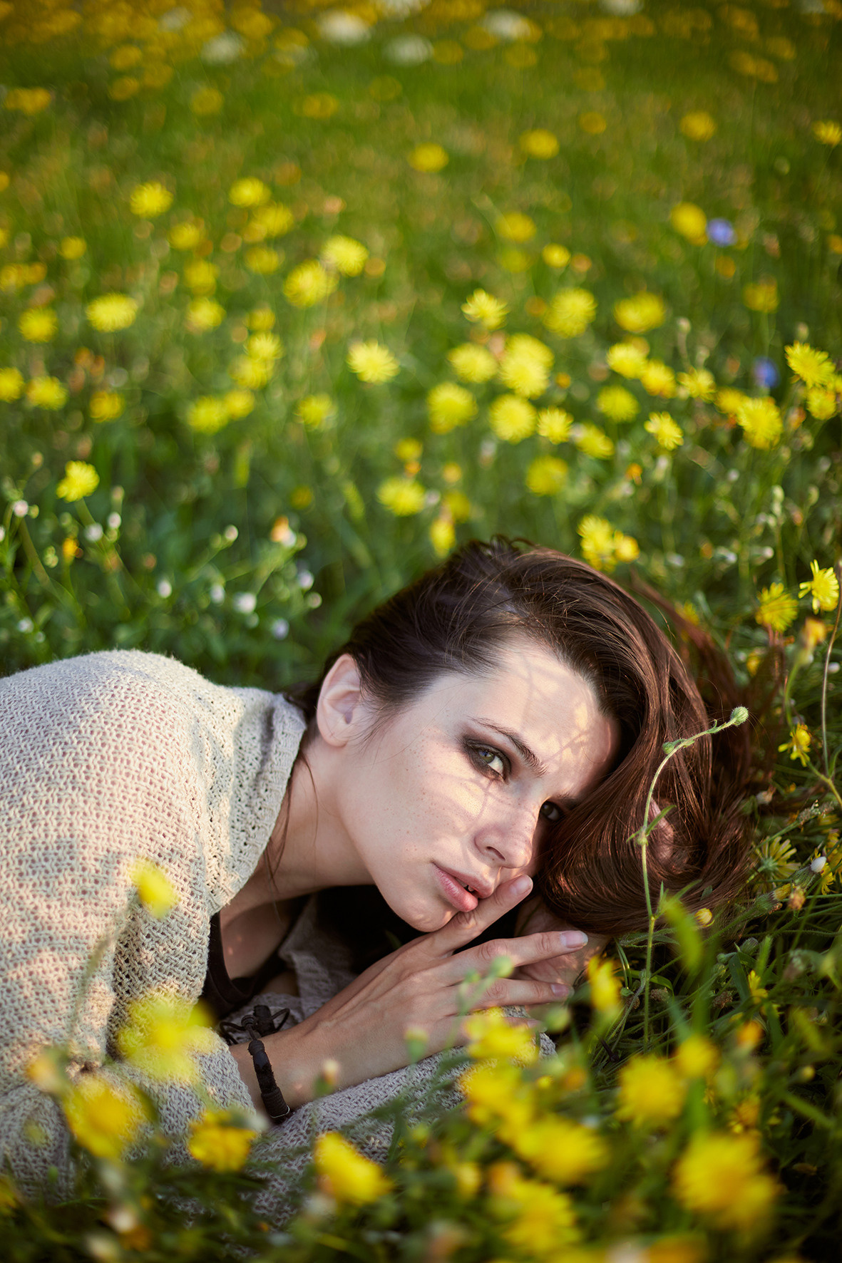 Красивая девушка лежит среди желтых луговых цветов. Тимашевск. Краснодарский край. Фотограф. Кубань.