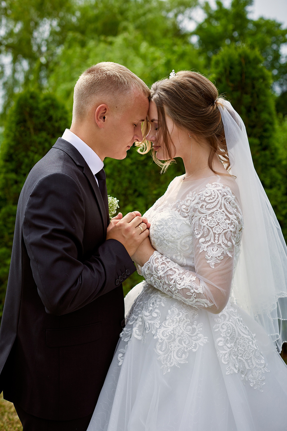 Фотография жениха и невесты в зеленом парке. Жених и невеста держатся за руки. Фотограф. Тимашевск. Кубань. Краснодарский край.