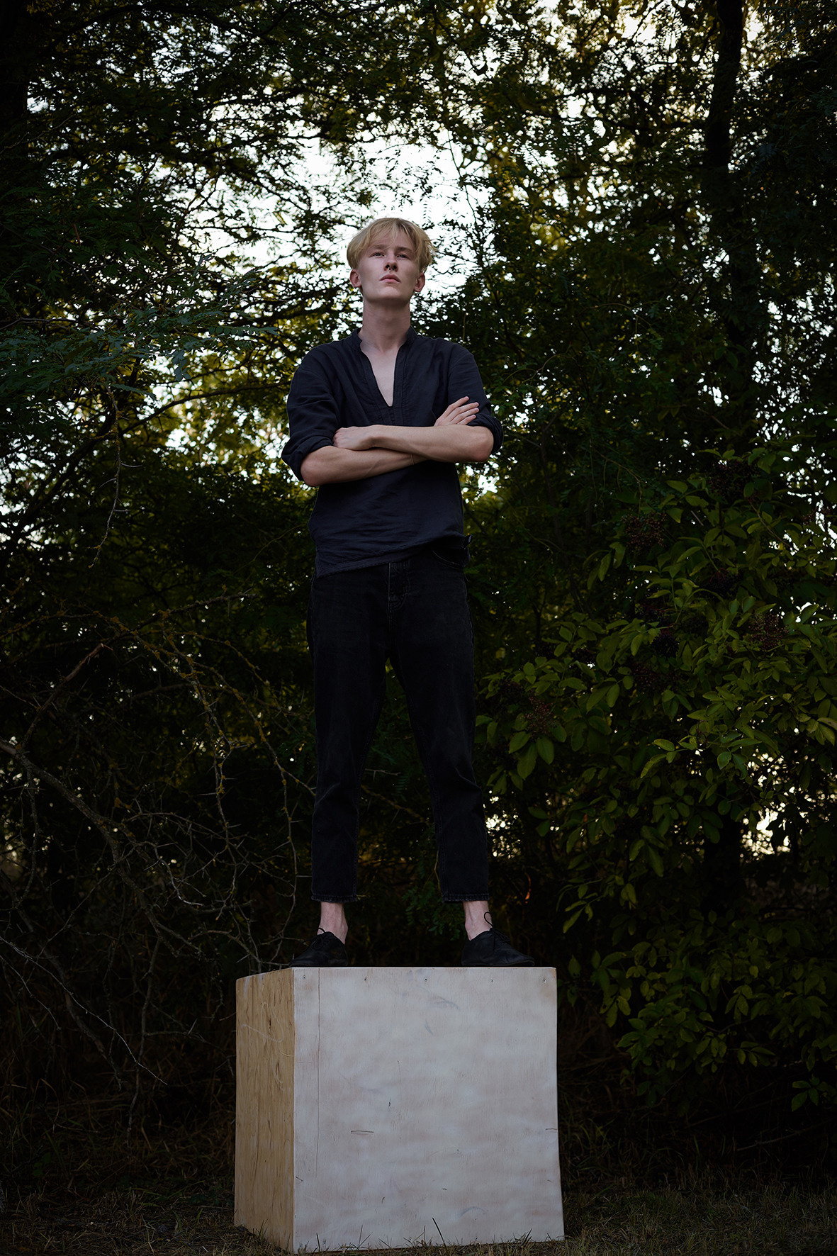 Художественный портрет парня в лесу с деревянным кубом. Парень стоит на деревянном кубе в лесу. Септум в носу парня. Фотограф. Тимашевск. Кубань. Краснодарский край.