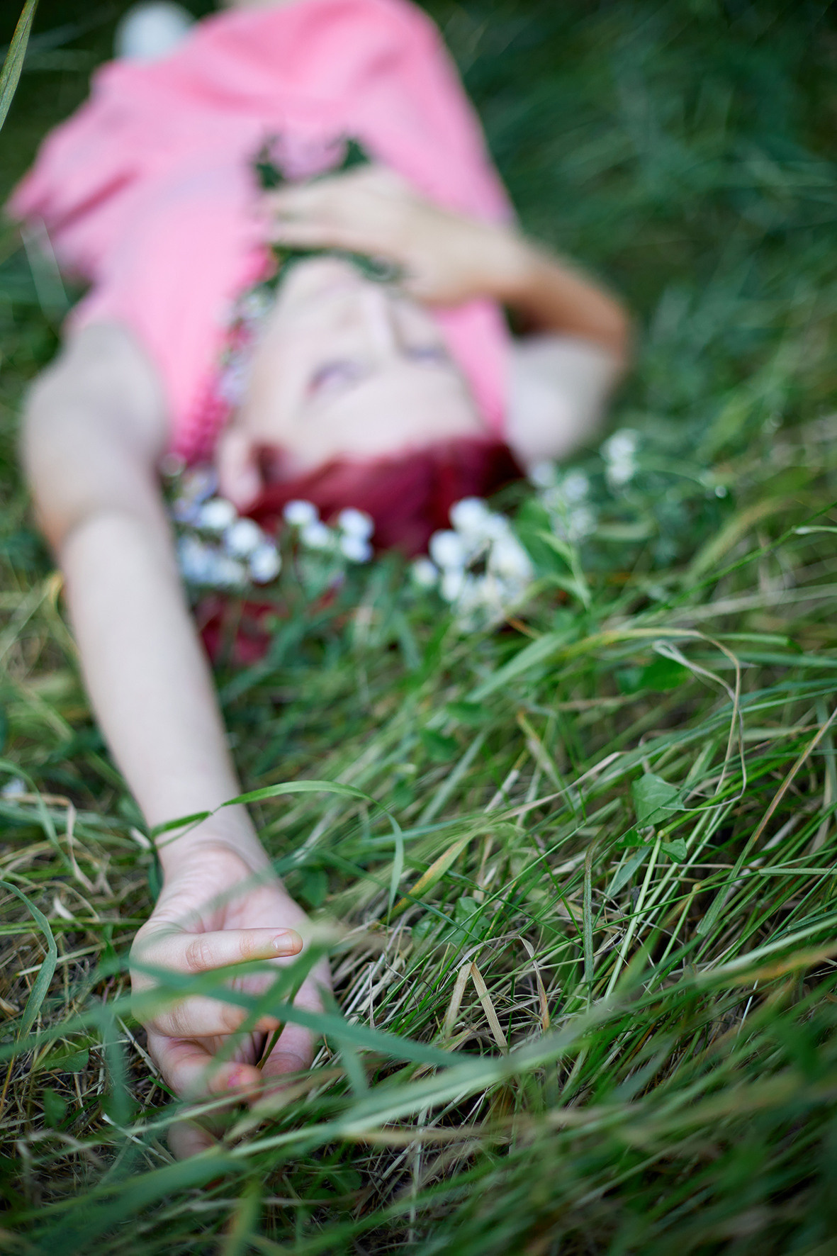 Портрет девушки в траве. Девушка в розовом платье с малиновыми волосами и венком из полевых цветов лежит на траве. Фотограф. Тимашевск. Кубань. Краснодарский край.