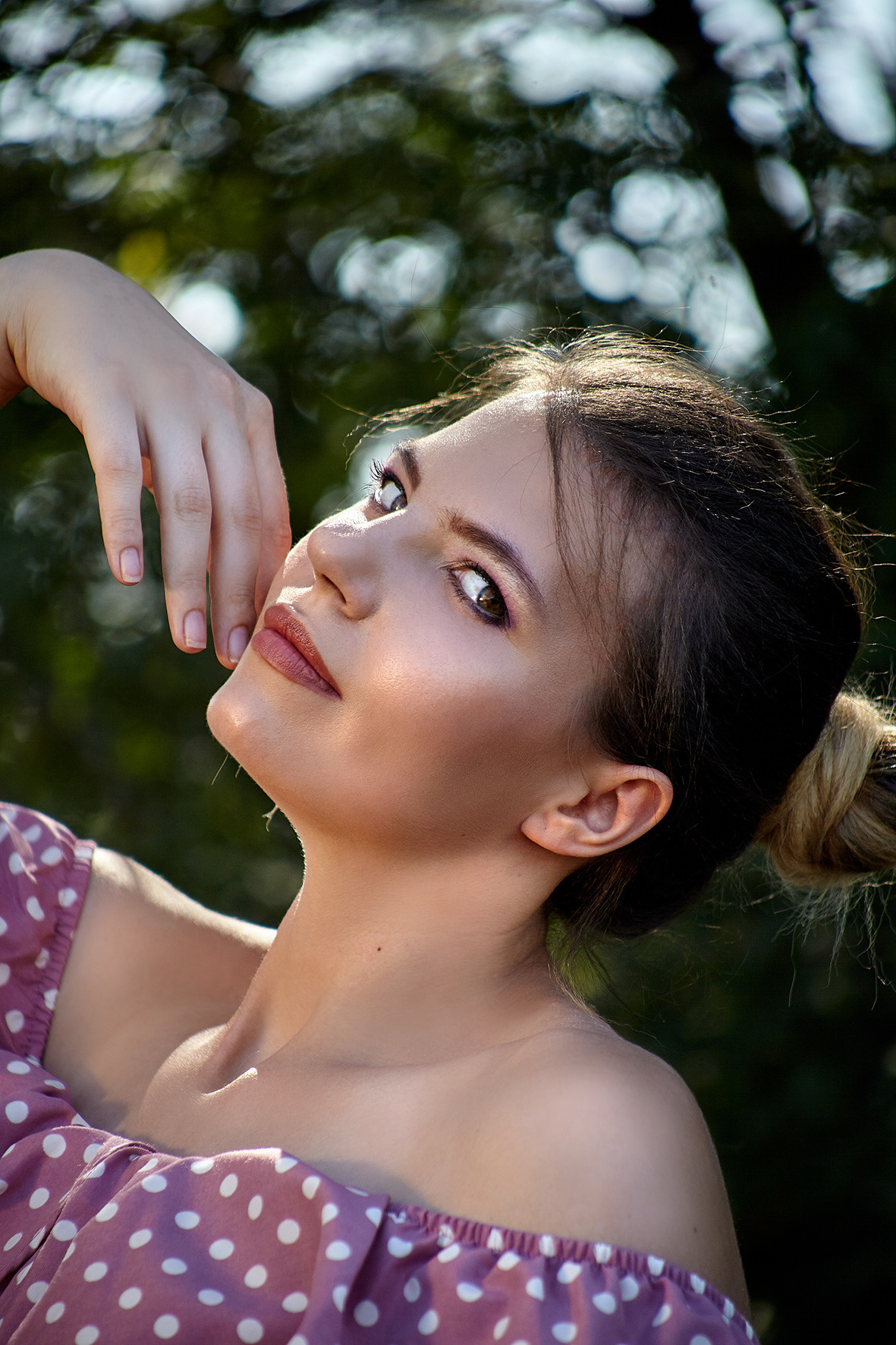 Портрет девушки в лесу в розовом платье. Фотограф. Тимашевск. Кубань. Краснодарский край.
