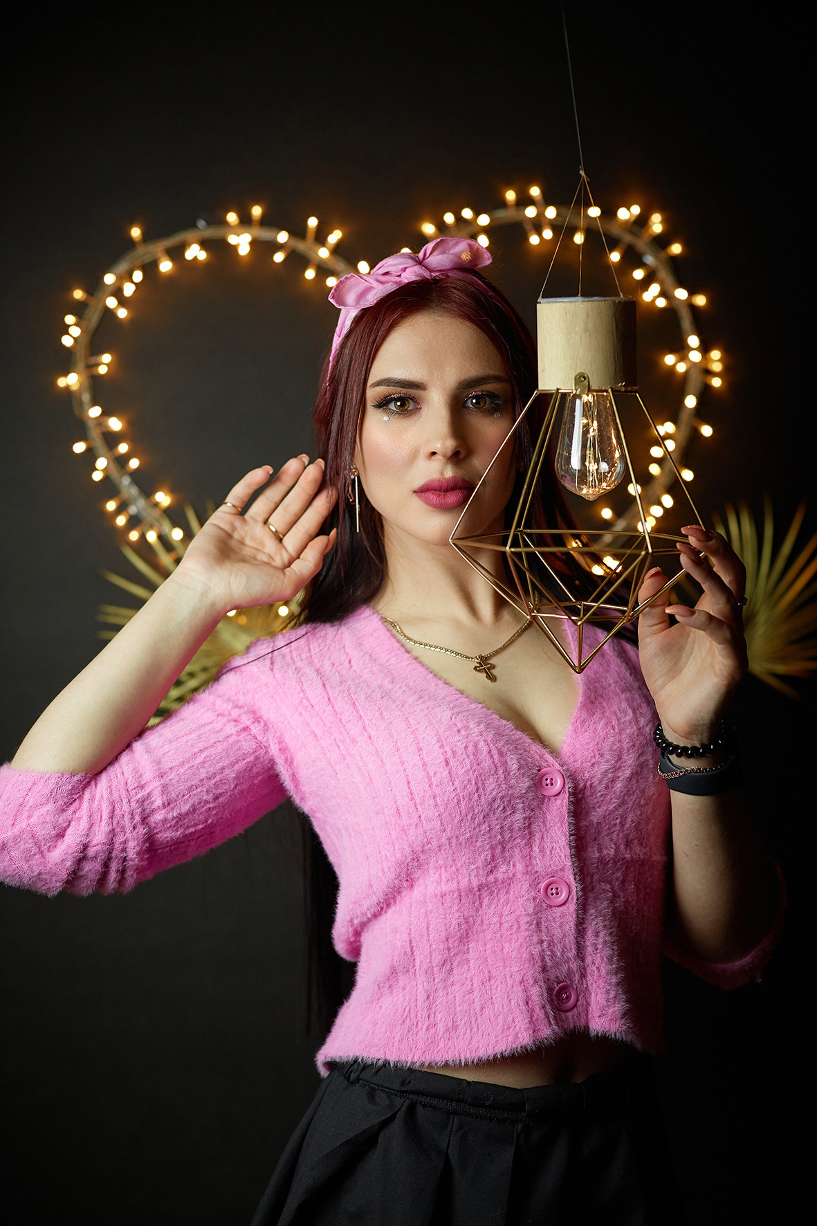 Студийный портрет девушки в розовой кофточке и с розовым платком на голове. Сердце из светодиодов на черном фоне. Фотограф. Тимашевск. Кубань. Краснодарский край.