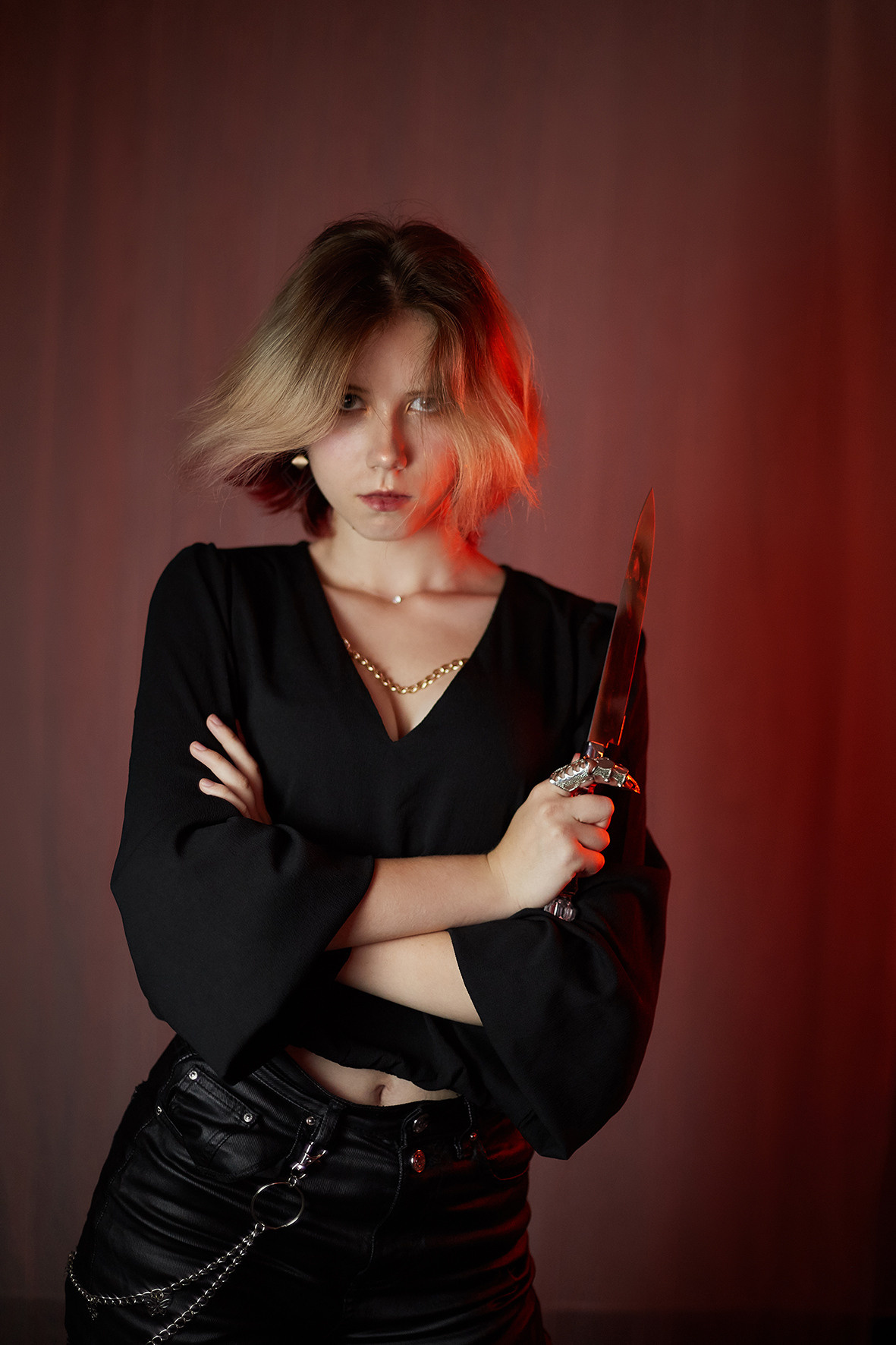 Студийный портер девушки в черной одежде с алой розой и ножом. Фотограф. Тимашевск. Кубань. Краснодарский край.