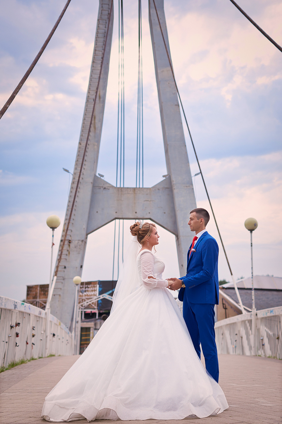 Жених и невеста стоят мосту и смотрят друг на друга. Фотограф. Тимашевск. Кубань. Краснодарский край.