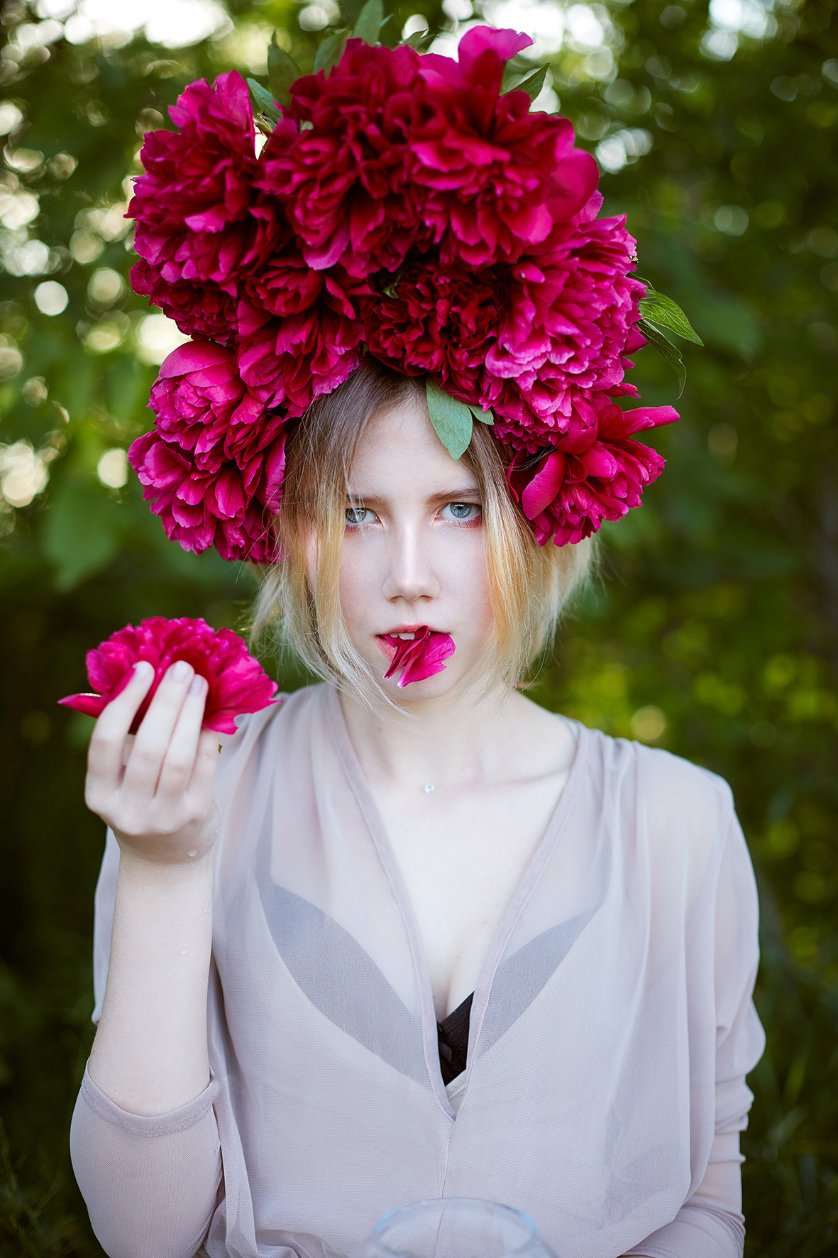 Портрет девушки в головном уборе из живых пионов в лесу на закате солнца. Девушка ест цветок пиона. Фотограф. Тимашевск. Кубань. Краснодарский край.
