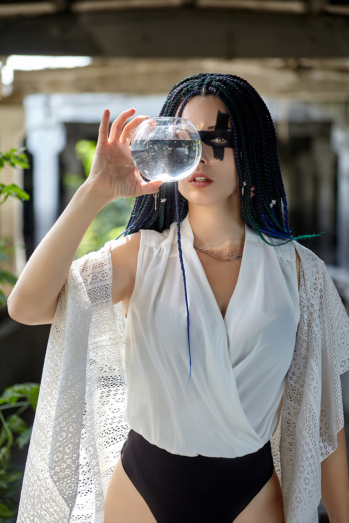 Художественный портрет девушки в заброшенном помещении. Девушка в боди с афрокосами и экстремальным черным макияжем. Фотограф. Тимашевск. Кубань. Краснодарский край.