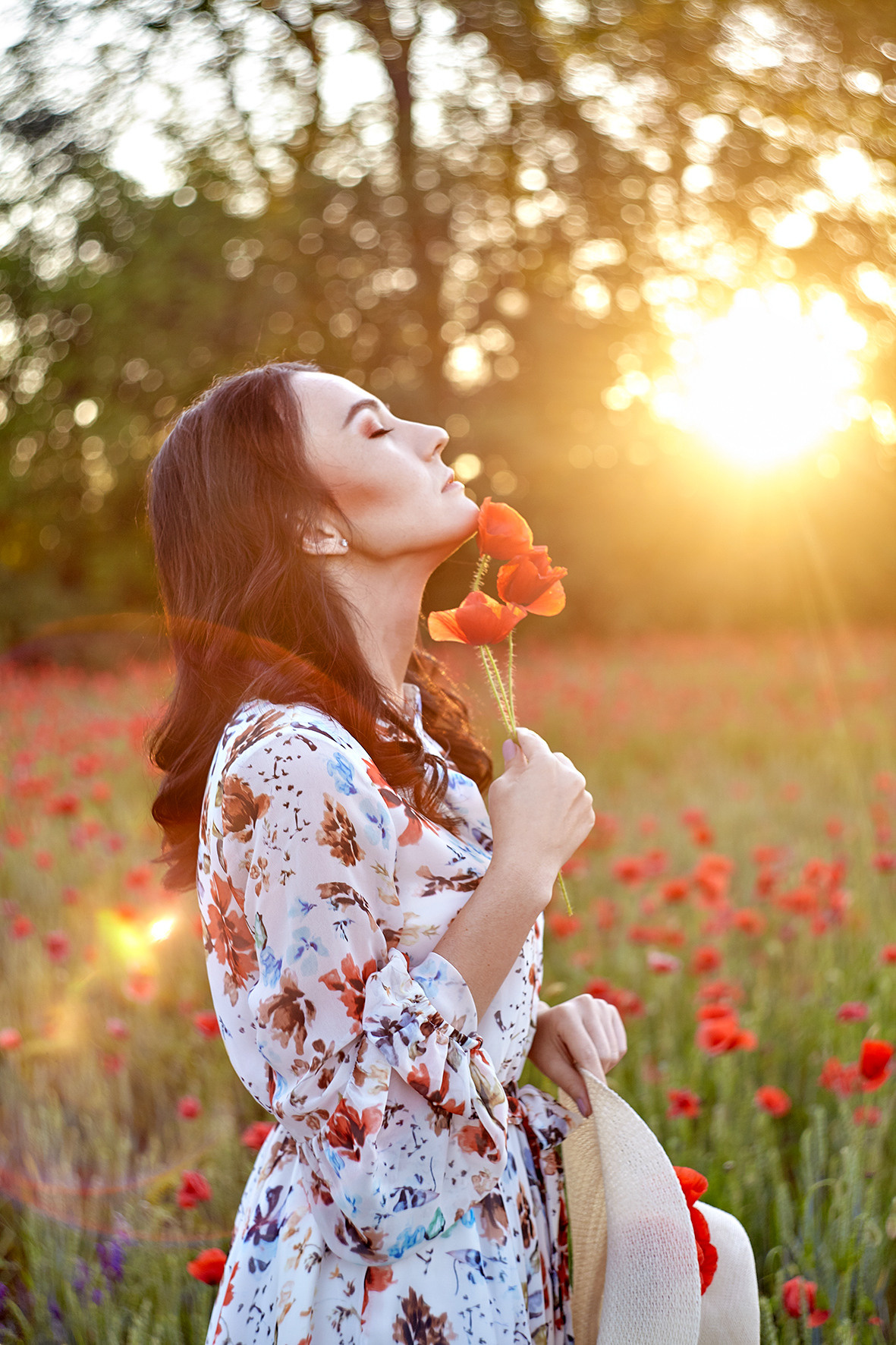 Портрет девушки в соломенной шляпке в маковом поле на закате. Фотограф. Тимашевск. Кубань. Краснодарский край.