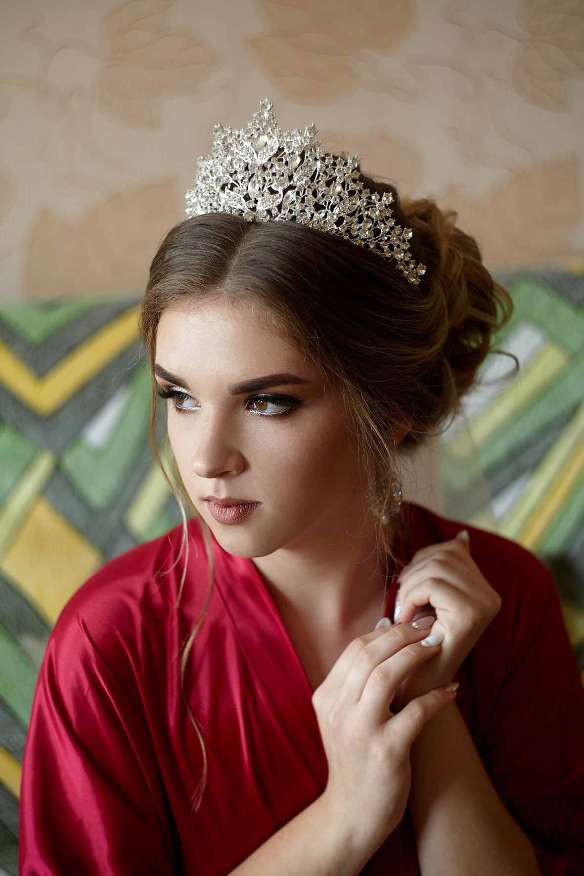 Утро невесты. Сборы невесты. Невеста в бардовом пеньюаре. Диадема. Корона. Фотограф. Тимашевск. Кубань. Краснодарский край.