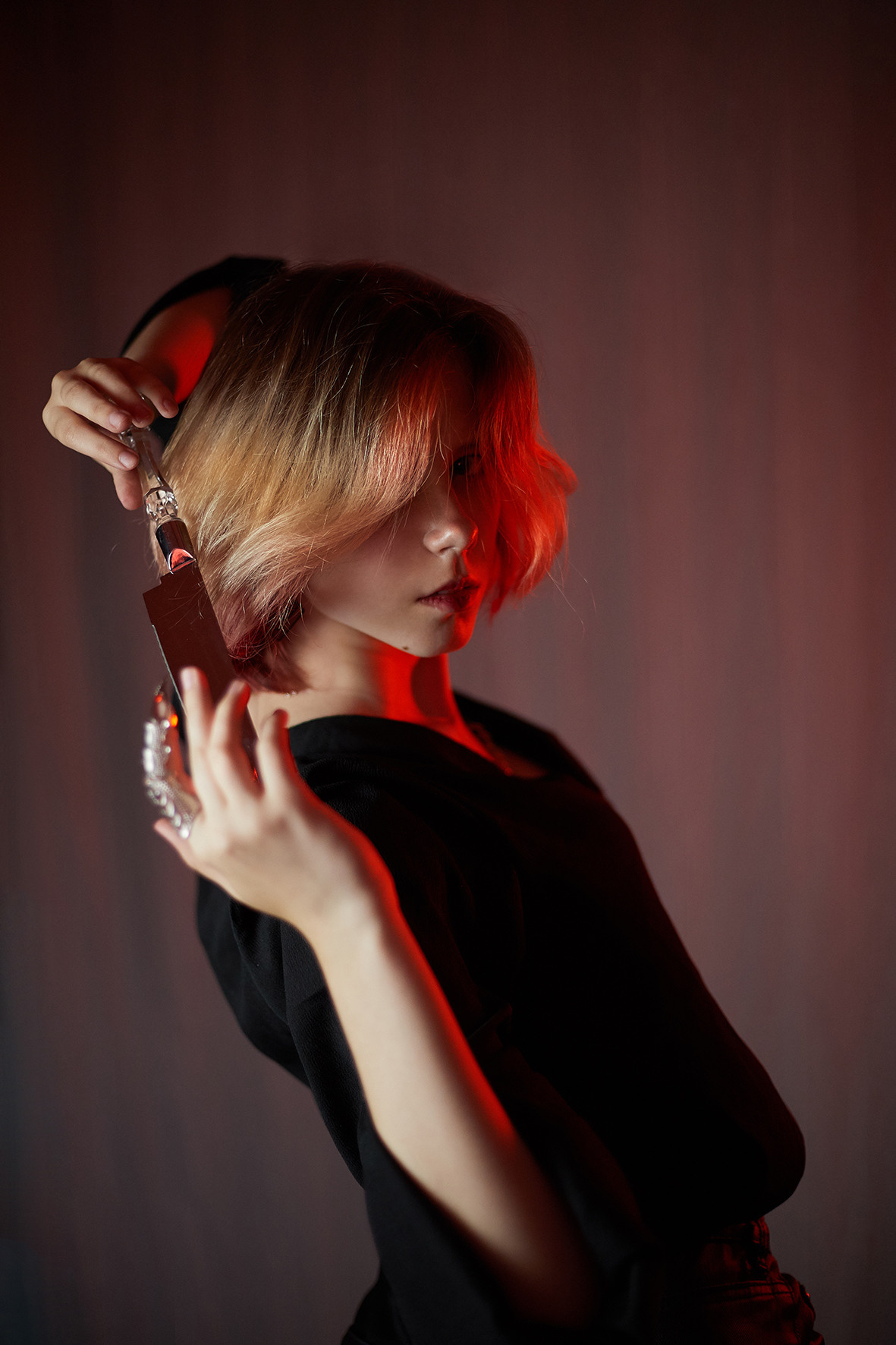 Студийный портер девушки в черной одежде с алой розой и ножом. Фотограф. Тимашевск. Кубань. Краснодарский край.