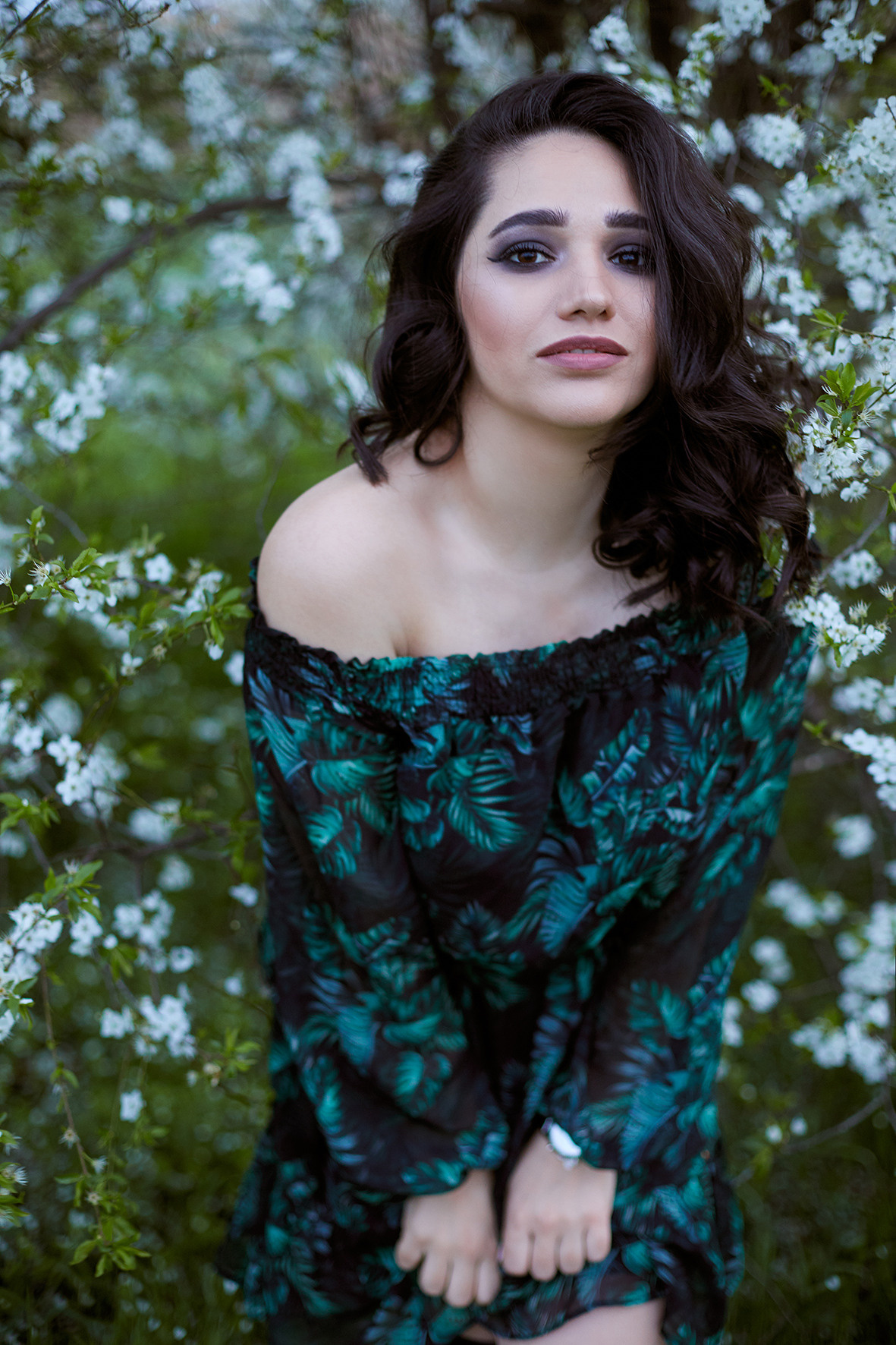 Портрет девушке на фоне цветущего дерева вишни. Девушка в цветущем саду. Брюнетка в черно-зеленом платье. Очень красивая девушка. Фотограф. Тимашевск. Кубань. Краснодарский край.