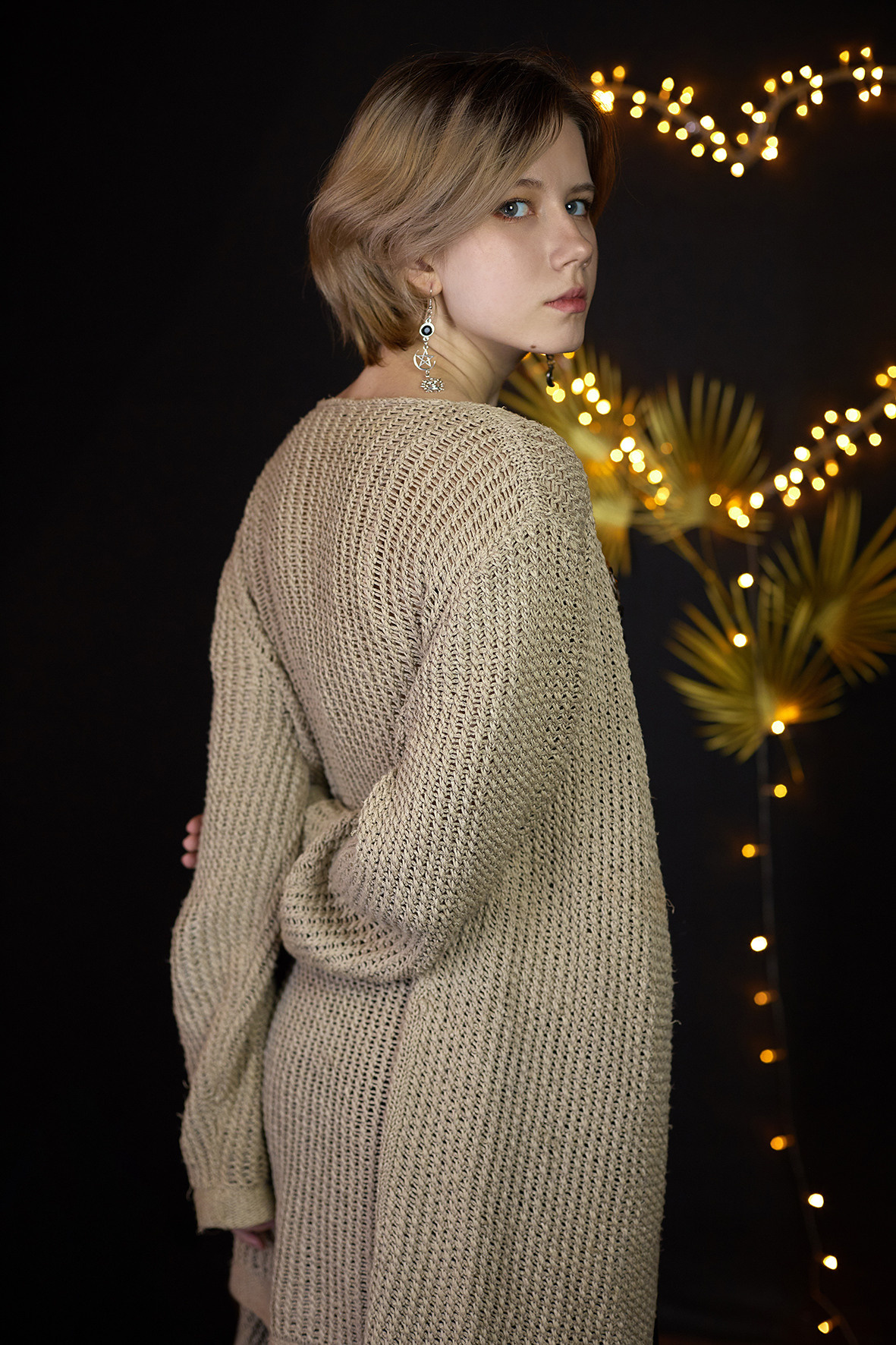 Студийный портрет молодой девушки в вязаном свитере и блестящей майке на фоне светодиодного сердца. Фотограф. Тимашевск. Кубань. Краснодарский край.