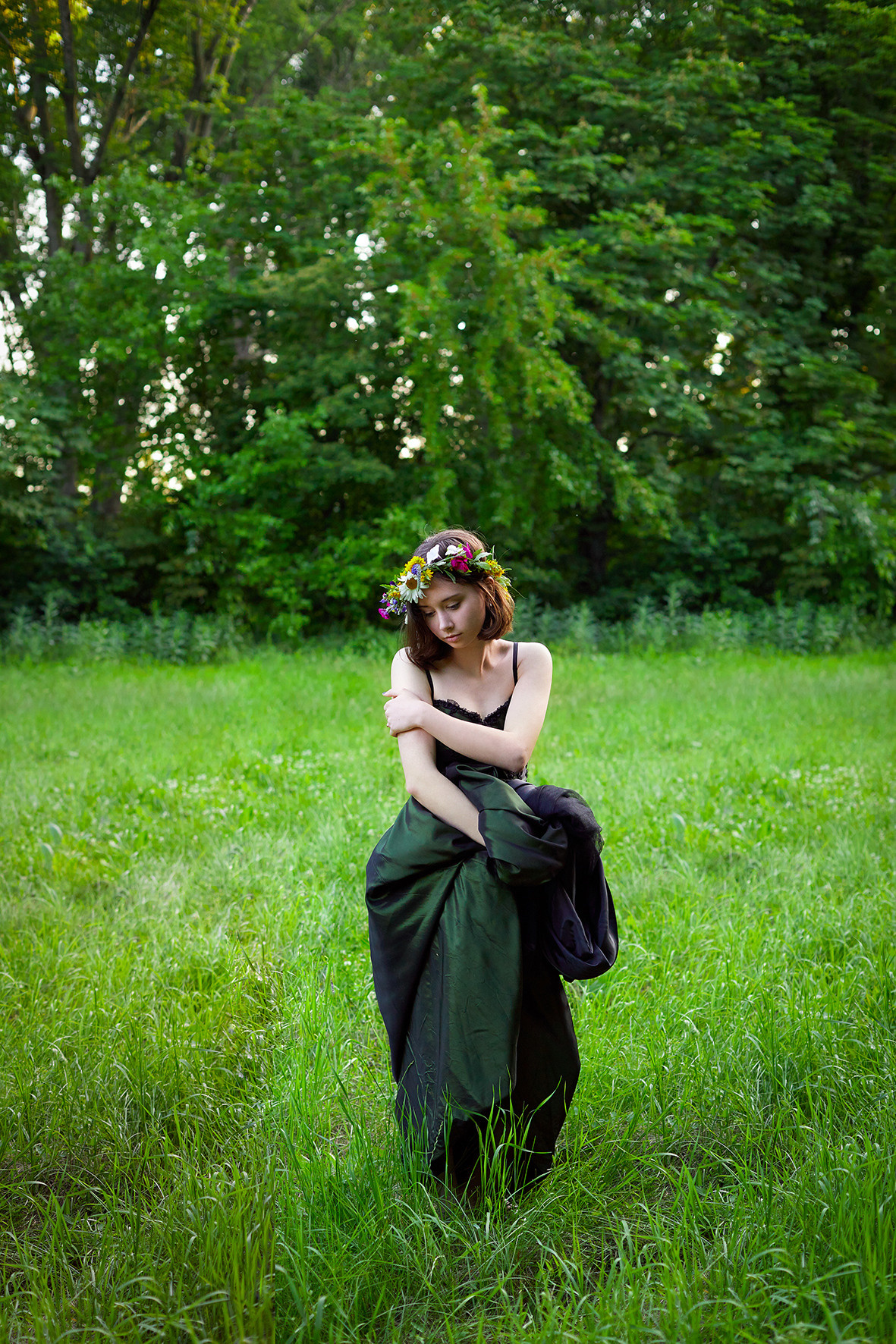 Портрет юной девушки в лесу. Девушка с цветочным венком на голове в длинном платье в лесу. Фотограф. Тимашевск. Кубань. Краснодарский край.