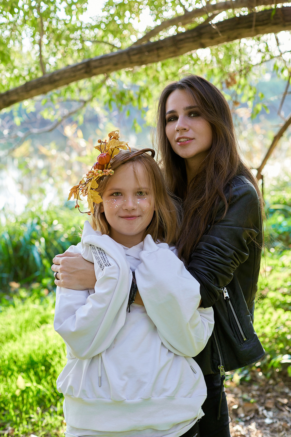 Фотосессия мама плюс дочь в осеннем парке возле водоема. Фотограф. Тимашевск. Кубань. Краснодарский край.