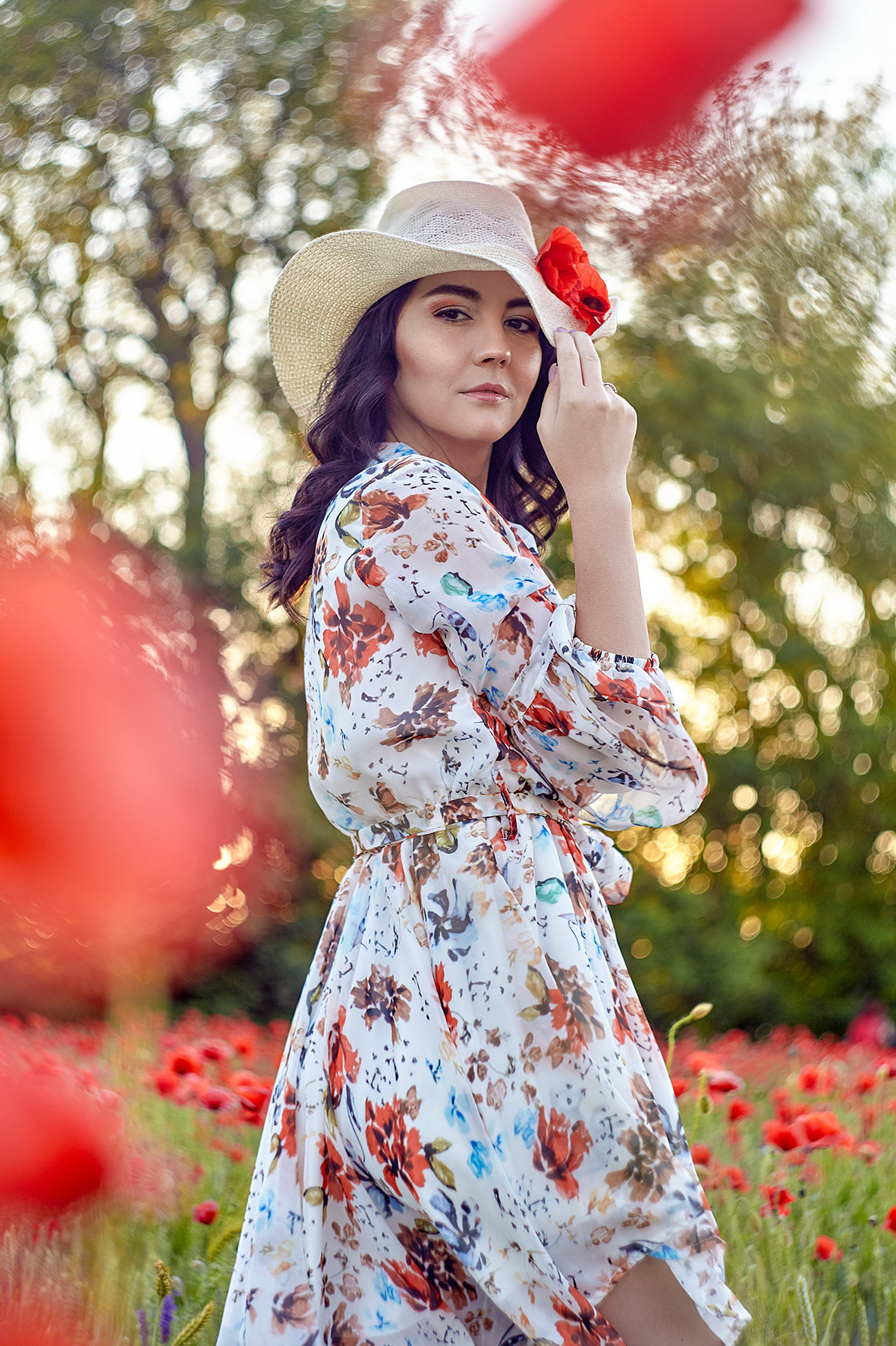 Портрет девушки в соломенной шляпке в маковом поле на закате. Фотограф. Тимашевск. Кубань. Краснодарский край.