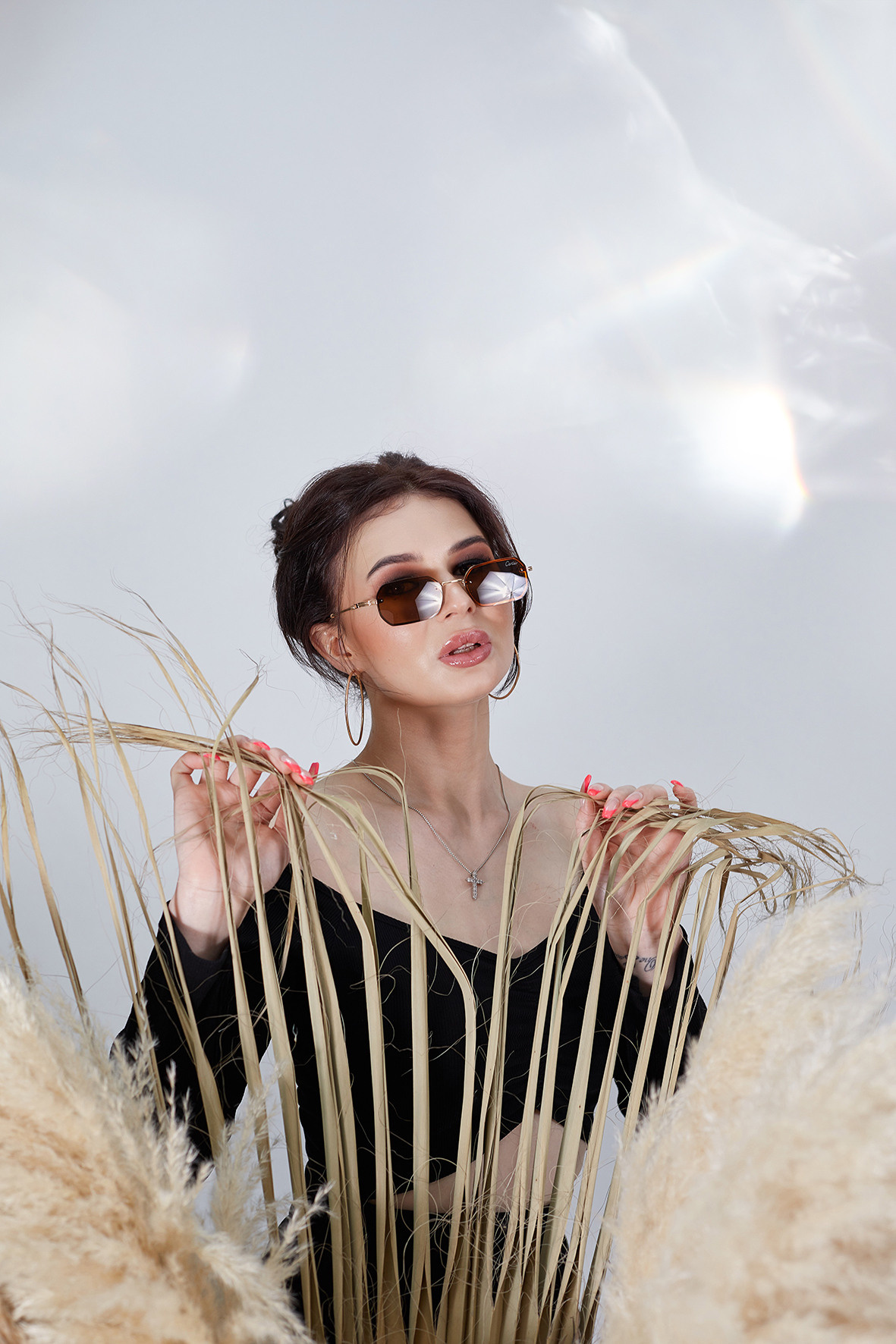 Студийный портрет красивой девушки в черной одежде и солнечных очках. Стильная девушка на белом фоне. Фотограф. Тимашевск. Кубань. Краснодарский край.