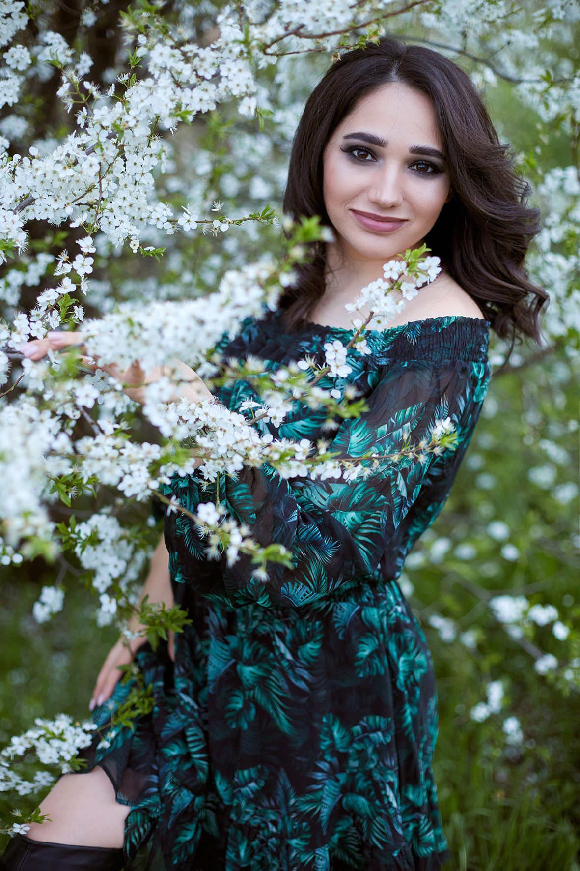 Портрет девушке на фоне цветущего дерева вишни. Брюнетка в черно-зеленом платье. Очень красивая девушка. Фотограф. Тимашевск. Кубань. Краснодарский край.