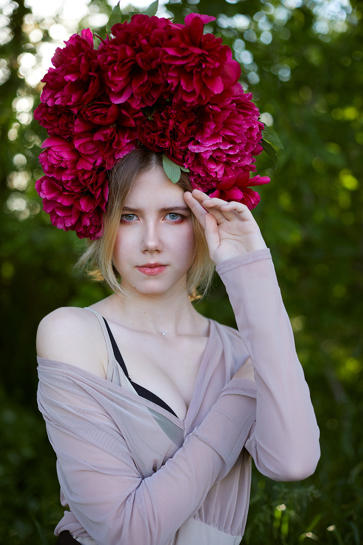 Портрет девушки в головном уборе из живых пионов в лесу на закате солнца. Фотограф. Тимашевск. Кубань. Краснодарский край.