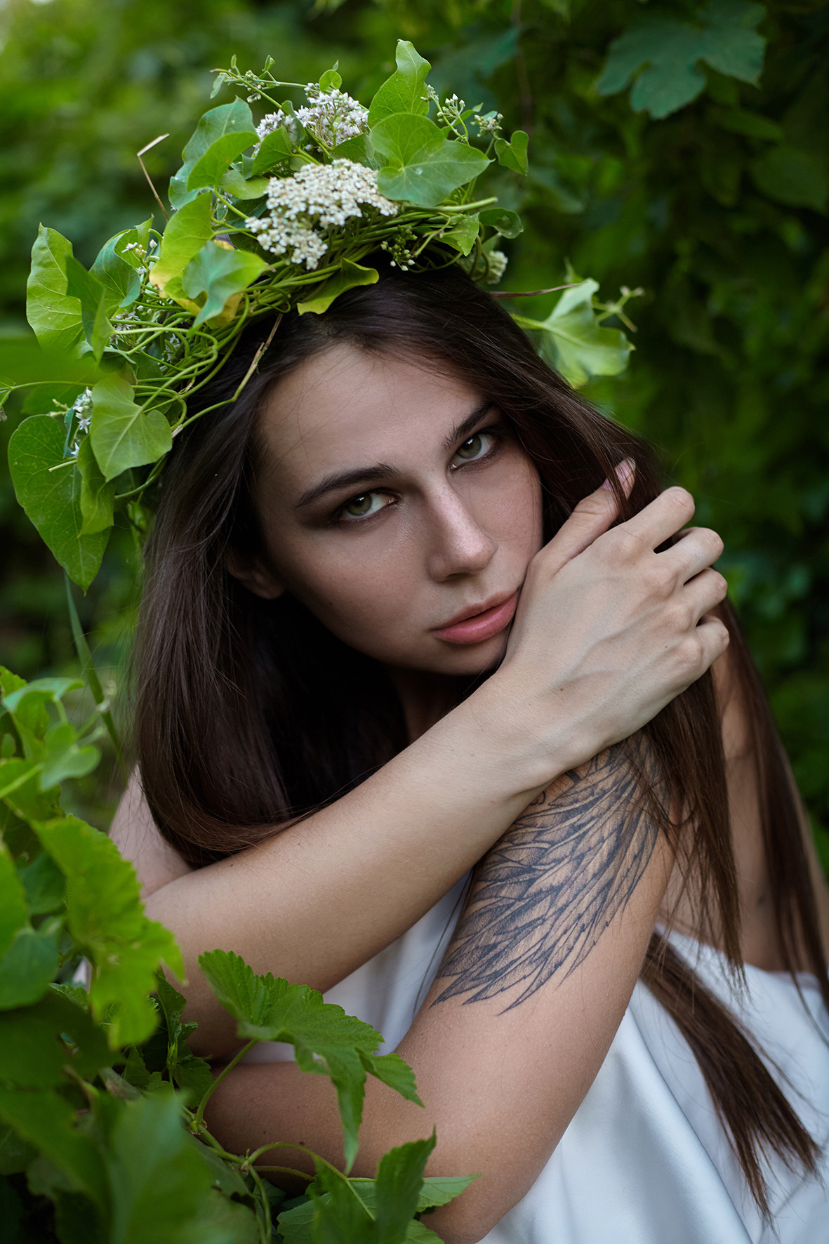 Художественный портрет девушки в образе нимфы в блинной белой юбке с обнаженным торсом, длинными волосами и пышным венком из зелени. Фотограф. Тимашевск. Кубань. Краснодарский край.