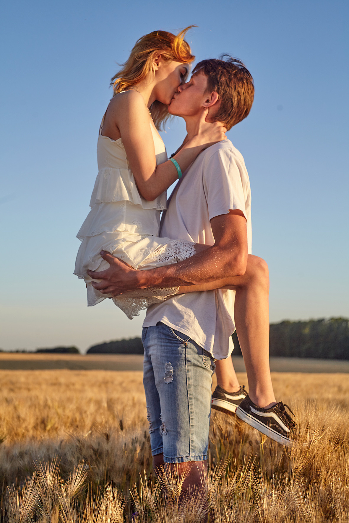Лавстори. Фотосессия для влюбленных в пшеничном поле. Парень и девушка в пшеничном поле.Поцелуй в пшеничном поле. Парень держит девушку на руках. Фотограф. Тимашевск. Кубань. Краснодарский край.