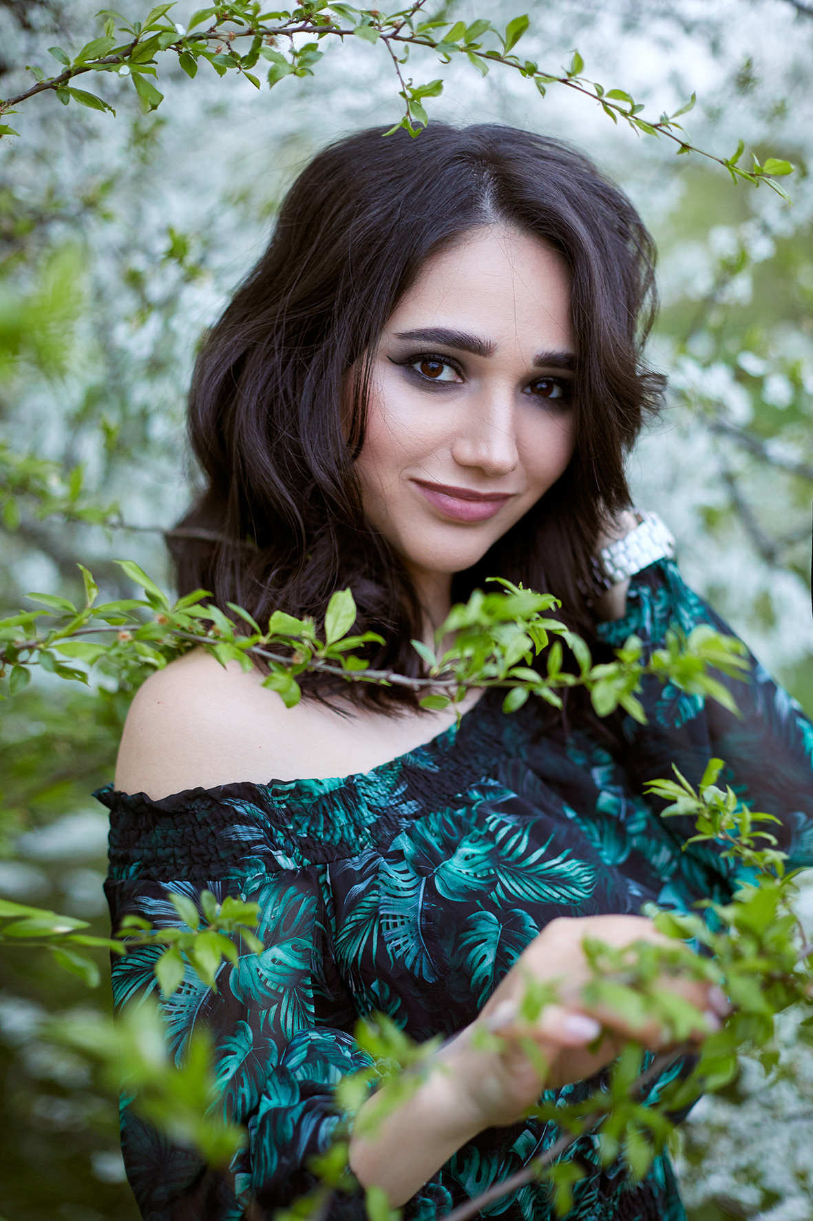 Портрет девушке на фоне цветущего дерева вишни. Брюнетка в черно-зеленом платье. Очень красивая девушка. Фотограф. Тимашевск. Кубань. Краснодарский край.