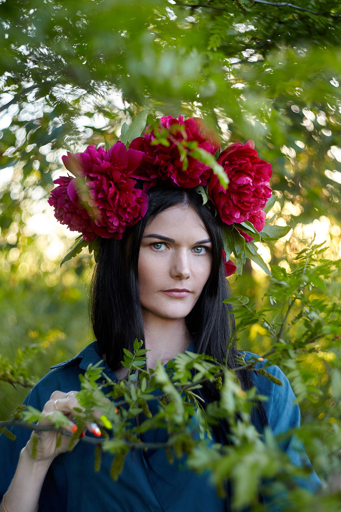 Портрет девушки с венком из красных пионов на закате. Девушка в саду на закате. Фотограф. Тимашевск. Кубань. Краснодарский край.