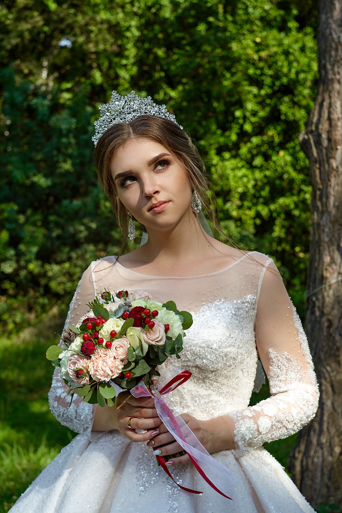 Портрет невесты на природе. Свадебное платье. Букет невесты. Диадема. Корона. Фотограф. Тимашевск. Кубань. Краснодарский край.