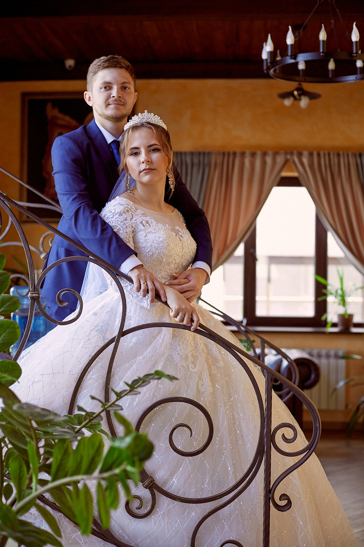 Жених и невеста стоят на лестнице в фойе гостиницы. Фото в интерьере. Фотограф. Тимашевск. Кубань. Краснодарский край.