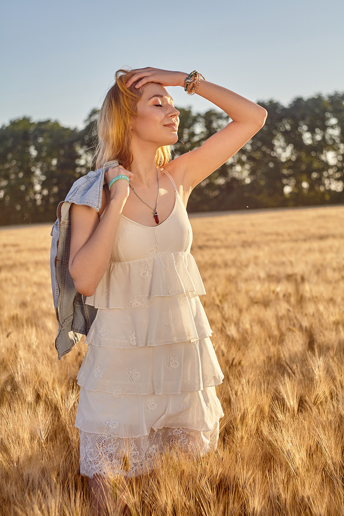 Лавстори. Фотосессия для влюбленных в пшеничном поле. Девушка стоит в пшеничном поле. Фотограф. Тимашевск. Кубань. Краснодарский край.