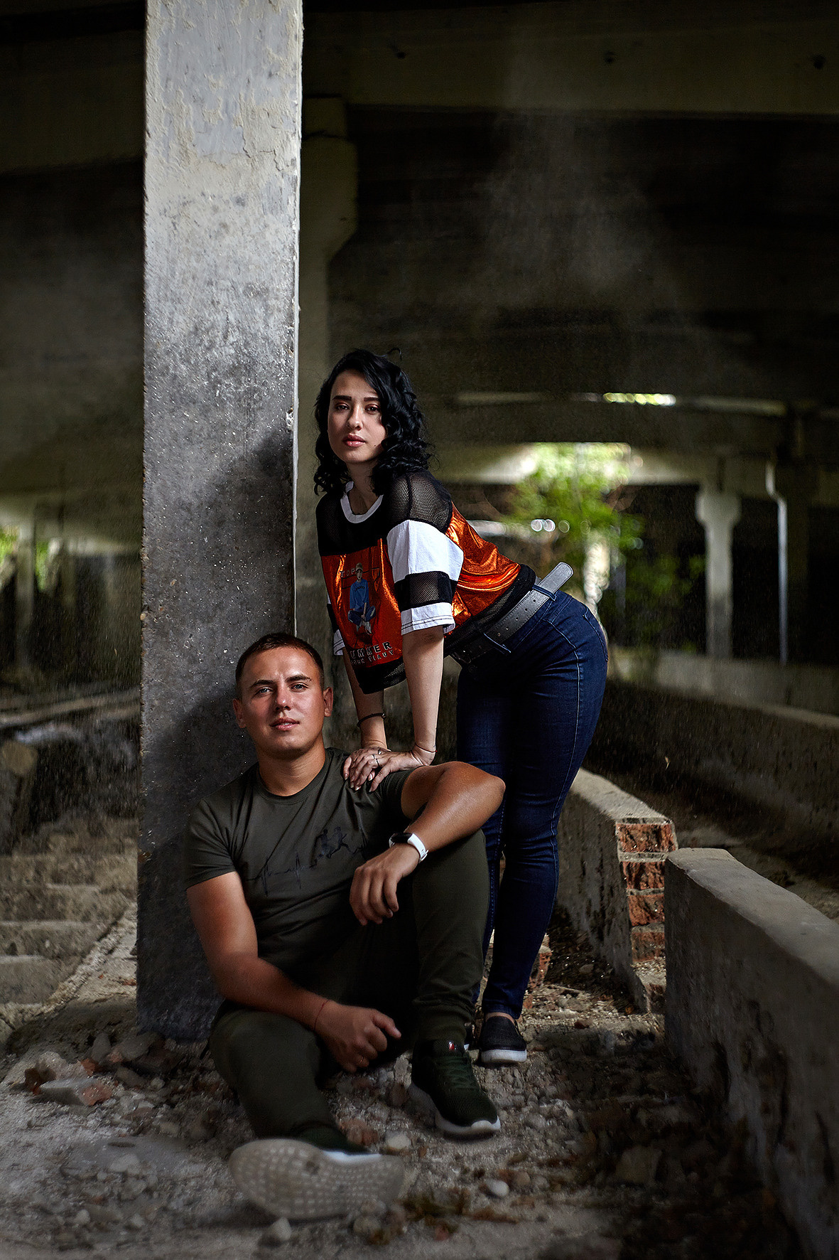 Лавстори на развалинах. Парень и девушка на заброшенной территории. Фотограф. Тимашевск. Кубань. Краснодарский край.