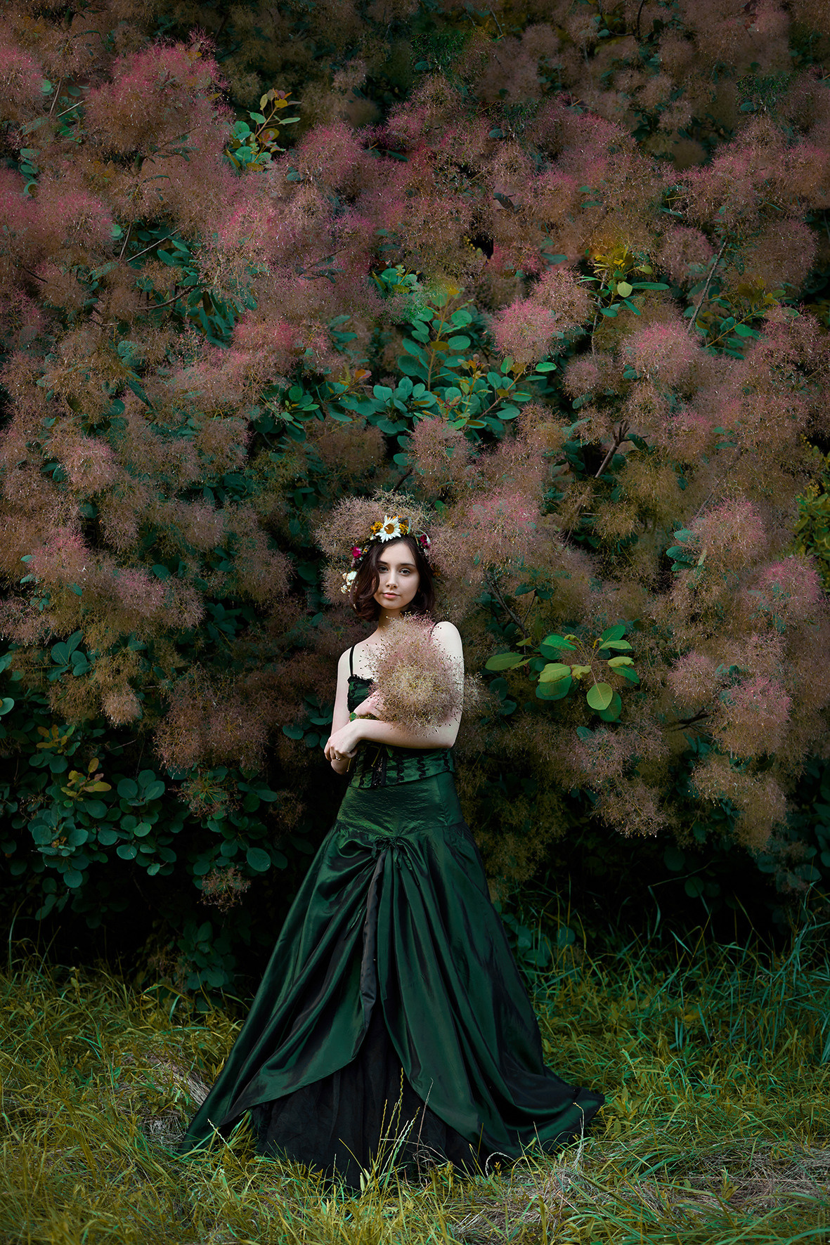 Портрет юной девушки в лесу. Девушка с цветочным венком на голове в длинном платье в лесу на фоне пушистых ветвей. Фотограф. Тимашевск. Кубань. Краснодарский край.